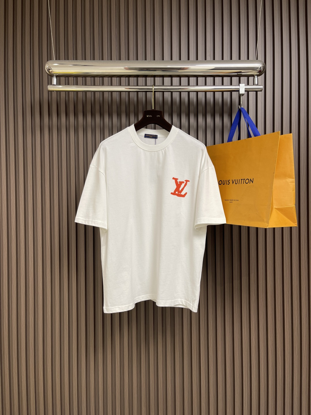 NO:514123,LV fw summer new graffiti embroidered short-sleeved T-shirt, customized 260g cotton double yarn tight and smooth fabric, clean cloth surface, clear cloth pattern, very delicate and solid feel, more strong, tight and wear-resistant, three-dimensional positioning and tailoring of the dress. Size M-XXL,,louis vuitton, T-shirt,tees, t-shirt,alexander wang19860909LV fw夏季新款涂鸦刺绣短袖t恤,定制260g全棉双纱紧密爽滑面料,布面干净,布纹清晰,手感非常细腻扎实,更加力挺 紧实耐磨,整衣立体定位剪裁.尺码M-XXL,,louis vuitton,T-shirt,tees，t-shirt,alexander wang,Men's clothing