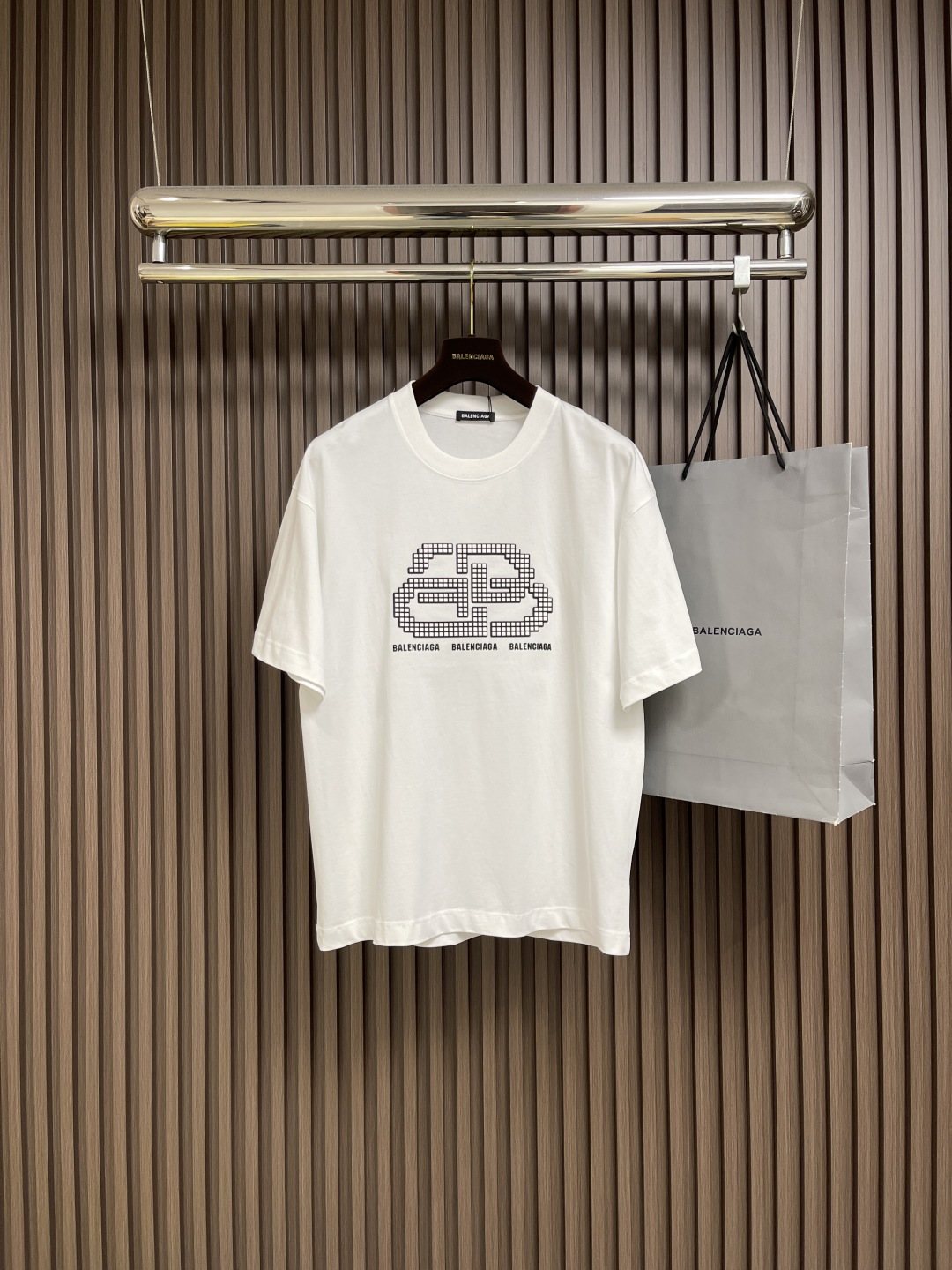 NO:518301,Balenciaga 2025SS new offset three-dimensional logo printed round neck short-sleeved T-shirt, the fabric is made of fixed woven and dyed cotton double yarn. The weight is 260 grams, and the cloth is clean.  The fabric is clear, soft and comfortable, and the threads are fixed dyed without color difference. The classic logo is printed with environmentally friendly imported materials, direct injection process of the dots, and the effect is three-dimensional. The style adopts os loose shoulder-length. Size S-XXL S-Size bust 110cm 73cm shoulder width 53cm M-Size bust 114cm 74cm shoulder width 55cm L-Size bust 118cm 75cm shoulder width 57cm XL-Size bust 122cm 76cm shoulder width 59cm XXL-Size bust 126cm 77cm shoulder width 61cm, balenciaga, T-shirt,tees, t-shirt,alexander wang19860909Balenciaga 2025SS新款胶印立体logo印花圆领短袖T恤,面料采用定织定染全棉双纱.克重260克,布面干净．布纹清晰,柔软舒适,螺纹采用定染无色差.经典logo采用环保进口材料印花,网点直喷工艺,效果立体. 版型采用os宽松落肩版型.尺码S-XXL S码胸围110cm衣长73cm肩宽53cm M码胸围114cm衣长74cm肩宽55cm L码胸围118cm 衣长75cm肩宽57cm XL码胸围122cm 衣长76cm肩宽59cm XXL码胸围126cm 衣长77cm 肩宽61cm,,balenciaga,T-shirt,tees，t-shirt,alexander wang,Men's clothing