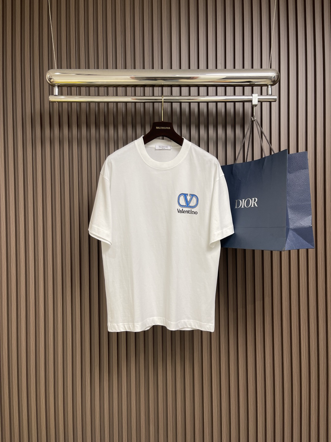 NO:518291,Valentino 2025SS Early Spring New Short-sleeved Round Neck T-shirt, 380-g Heavy Round Neck Design Classic Simple, Short-sleeved Cut to Become Daily Wearing Overall Loose Style, Comfortable and Free to Wear. Size S-XXL Size Bust 110cm Long 73cm Shoulder Width 53cm M Bust 114cm Long 74cm Shoulder Width 55cm L Size Bust 118cm Long 75cm Shoulder Width 57cm XL Size Bust 122cm Long 76cm Shoulder Width 59cm XXL Size Bust 126cm Long 77cm Shoulder Width 61cm, Valentino, Valentino, T-shirt,tees, t-shirt,alexander wang19860909valentino 华伦天奴2025SS早春新款短袖圆领T恤,380高克重圆领设计经典简约,短袖剪裁适配日常穿着 整体呈宽松版型,穿着舒适自在.尺码S-XXL S码胸围110cm衣长73cm肩宽53cm M码胸围114cm衣长74cm肩宽55cm L码胸围118cm 衣长75cm肩宽57cm XL码胸围122cm 衣长76cm肩宽59cm XXL码胸围126cm 衣长77cm 肩宽61cm,,valentino,valentino,T-shirt,tees，t-shirt,alexander wang,Men's clothing