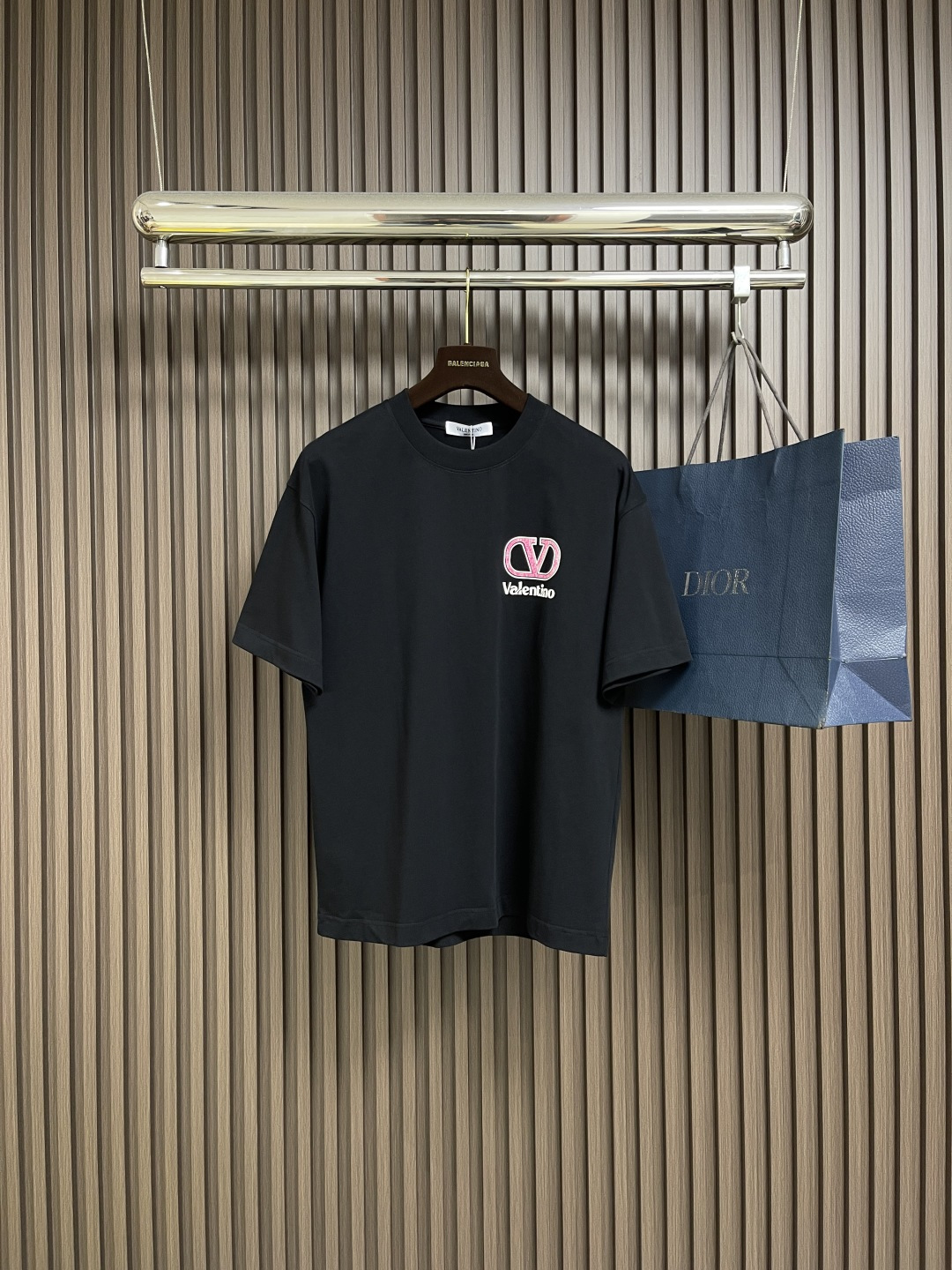 NO:520265,Valentino 2025SS Early Spring New Short-sleeved Round Neck T-shirt, 380-g Heavy Round Neck Design Classic Simple, Short-sleeved Cut to Become Daily Wearing Overall Loose Style, Comfortable and Free to Wear. Size S-XXL Size Bust 110cm Long 73cm Shoulder Width 53cm M Bust 114cm Long 74cm Shoulder Width 55cm L Size Bust 118cm Long 75cm Shoulder Width 57cm XL Size Bust 122cm Long 76cm Shoulder Width 59cm XXL Size Bust 126cm Long 77cm Shoulder Width 61cm, Valentino, Valentino, T-shirt,tees, t-shirt,alexander wang19860909valentino 华伦天奴2025SS早春新款短袖圆领T恤,380高克重圆领设计经典简约,短袖剪裁适配日常穿着 整体呈宽松版型,穿着舒适自在.尺码S-XXL S码胸围110cm衣长73cm肩宽53cm M码胸围114cm衣长74cm肩宽55cm L码胸围118cm 衣长75cm肩宽57cm XL码胸围122cm 衣长76cm肩宽59cm XXL码胸围126cm 衣长77cm 肩宽61cm,,valentino,valentino,T-shirt,tees，t-shirt,alexander wang,Men's clothing