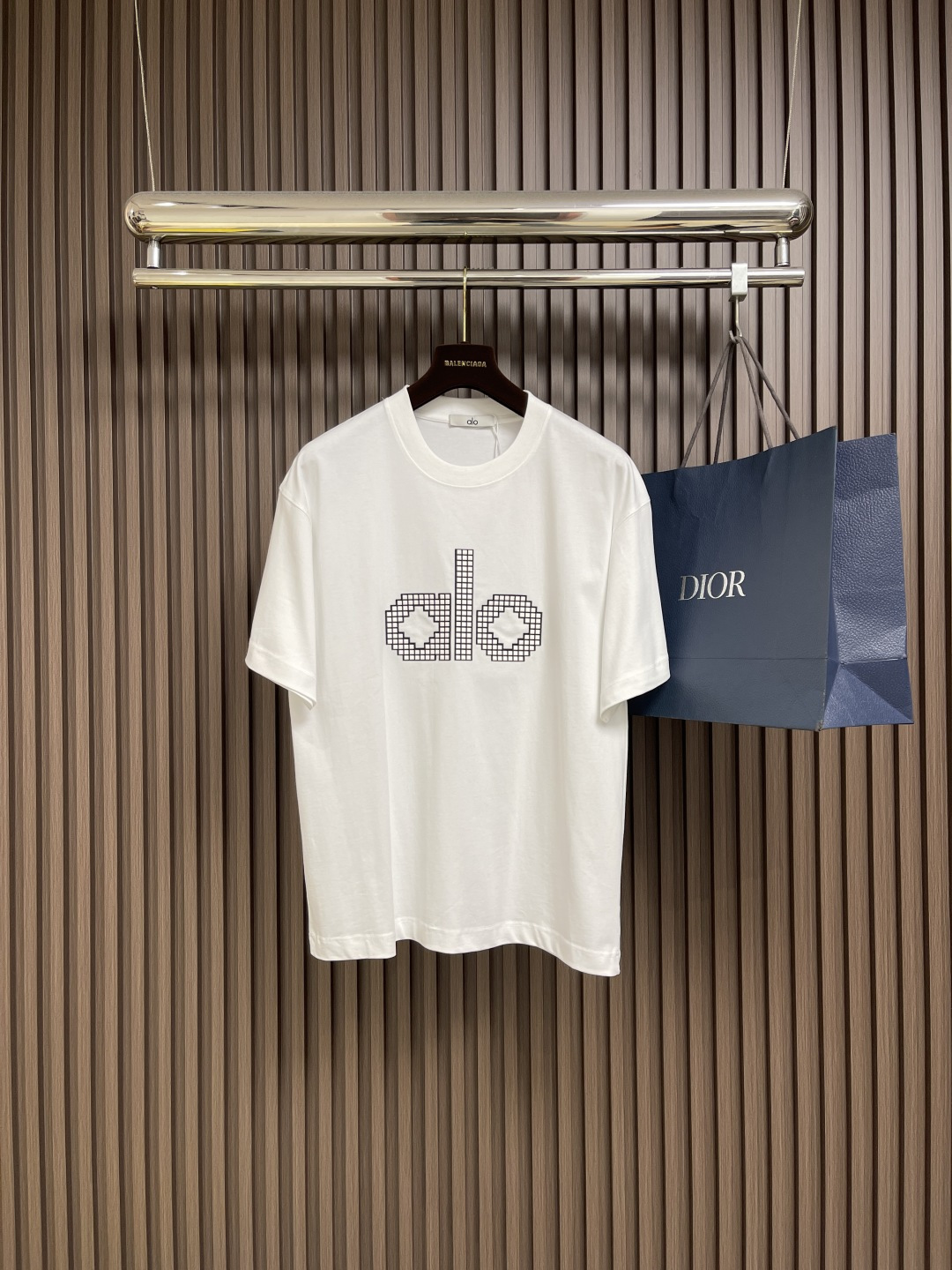 NO:518292,ALO 2025SS new round neck T-shirt, which uses exclusive imported customized fabrics for customer supply. The surface of the fabric is very textured and obvious. The upper body is breathable, light and comfortable. The details show the design characteristics and exquisite craftsmanship, and the overall details are wonderful!  Overall style is fashionable, simple and elegant. Size S-XXL S-Size bust 110cm long 73cm shoulder width 53cm M-Size bust 114cm long 74cm shoulder width 55cm L-Size bust 118cm long 75cm shoulder width 57cm XL-Size bust 122cm long 76cm shoulder width 59cm XXL-Size bust 126cm long 77cm shoulder width 61cm, tees, t-shirt, alexander wang19860909ALO 2025SS新款圆领T恤,采用客供独家进口定制面料,面料表面非常有质感显而易见,上身透气轻薄十分舒适,细节处彰显设计特色与精湛工艺,整体细节美妙绝伦！整体款式时尚简洁大方.尺码S-XXL S码胸围110cm衣长73cm肩宽53cm M码胸围114cm衣长74cm肩宽55cm L码胸围118cm 衣长75cm肩宽57cm XL码胸围122cm 衣长76cm肩宽59cm XXL码胸围126cm 衣长77cm 肩宽61cm,,tees，t-shirt,alexander wang,Men's clothing