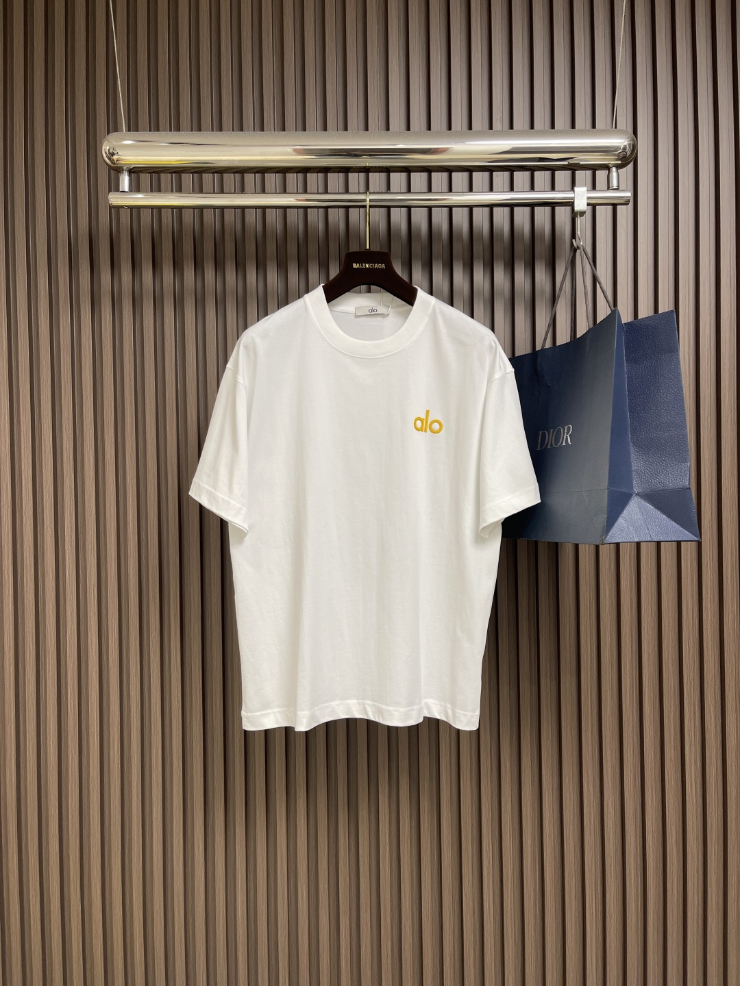 NO:518298,Alo 2025SS Spring and Summer new series of round neck short-sleeved T-shirts, a very fashionable and avant-garde short-sleeved short-sleeved for men and women, logo pattern glue-touched decoration!  Different from the past, it declares the design concept that has been passed down for many years in the brand!  Its eye-catchingness is no less than any style, and it perfectly presents the fashionable, high-end and luxurious feeling in front of the world!  Made of imported cotton, selected high-quality pure cotton fabrics, soft and soft to the touch, the real thing is definitely beyond your imagination, close body and breathable, even if you sweat profusely, you will not feel greasy or stuffy, and will bring sweating and moisture absorption to the extreme. Size S-XXL Size bust 110cm 73cm shoulder width 53cm M size bust 114cm 74cm shoulder width 55cm L size bust 118cm 75cm shoulder width 57cm XL size bust 122cm 76cm shoulder width 59cm XXL size bust 126cm 77cm shoulder width 61cm, T-shirt,tees,t-shirt,alexander wang19860909Alo 2025SS春夏全新系列圆领短袖T恤,非常时髦前卫的一款男女同款短袖,标识logo图案压胶修饰！区别于以往的不同,宣示品牌传承多年的设计理念！其吸睛度完全不亚于任何式,将时髦高级感与奢华感完美呈现在世人眼前！客供进口全棉材质制成,精选优质纯棉面料,触感软糯亲肤细腻,实物到手绝对超乎你的想象,贴身无比舒适透气,即便是汗流浃背也不会有腻身及闷热感可言,将排汗吸湿性发挥到了极致.尺码S-XXL S码胸围110cm衣长73cm肩宽53cm M码胸围114cm衣长74cm肩宽55cm L码胸围118cm 衣长75cm肩宽57cm XL码胸围122cm 衣长76cm肩宽59cm XXL码胸围126cm 衣长77cm 肩宽61cm,,T-shirt,tees，t-shirt,alexander wang,Men's clothing