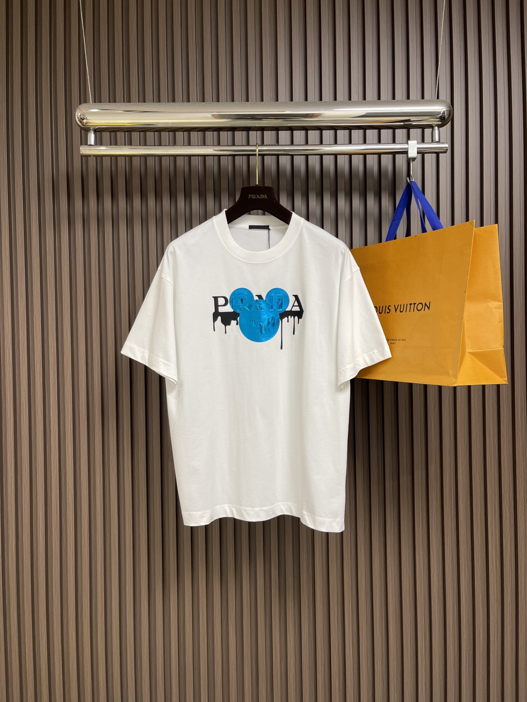 NO:520257,Prada contrasting logo printed short-sleeved T-shirt, simple and luxurious style. The exquisite brand printing of the T-shirt is a symbol of Prada's century-old heritage and exquisite craftsmanship, demonstrating unique identity and extraordinary taste. Selected high-quality fabrics, soft and delicate touch, skin-friendly and breathable, and comfortable to wear. Whether it is daily travel, casual gathering or business light occasions, it can be easily adapted, adding fashionable charm to you and becoming a classic item in the wardrobe that never goes out of date. Size S-XXL Size bust 110cm long 73cm shoulder width 53cm M size bust 114cm long 74cm shoulder width 55cm L size bust 118cm long 75cm shoulder width 57cm XL size bust 122cm long 76cm shoulder width 59cm XXL size bust 126cm  Clothes length 77cm shoulder width 61cm, prada, T-shirt,tees, t-shirt,alexander wang19860909Prada 撞色logo印花短袖T恤,简约中尽显奢华格调,T恤精致的品牌印花,是Prada百年底蕴与精湛工艺的象征,彰显着独特身份与非凡品味.精选优质面料,触感柔软细腻,亲肤透气,穿着舒适自在,无论是日常出行、休闲聚会还是商务轻场合,它都能轻松适配,为你增添时尚魅力,成为衣橱中永不过时的经典单品.尺码S-XXL S码胸围110cm衣长73cm肩宽53cm M码胸围114cm衣长74cm肩宽55cm L码胸围118cm 衣长75cm肩宽57cm XL码胸围122cm 衣长76cm肩宽59cm XXL码胸围126cm 衣长77cm 肩宽61cm,,prada,T-shirt,tees，t-shirt,alexander wang,Men's clothing