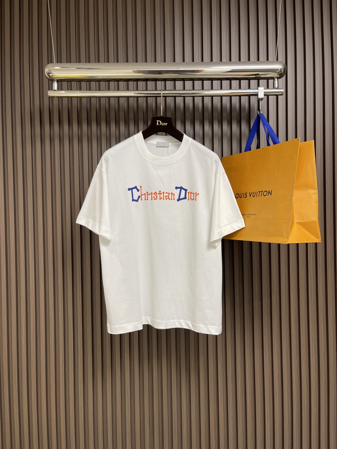 NO:520259,Dior 2025SS early autumn new hand-painted graffiti pattern round neck short-sleeved T-shirt, pure cotton fabric, soft upper body, comfortable and breathable, full texture!  Fine workmanship!  Decorated with hand-painted graffiti patterns, dior letter logo embellishes the body. Classic round neck cut. Classic versatile, can be matched with items of various seasons. The body printing technology has long been unparalleled with high-quality texture. The upper body is super handsome and stylish. The solid color body and dior logo bring a high recognition experience. The new season is a sincere designer masterpiece, basic round neck pullover short sleeves, versatile and popular. Size S-XXL Size bust 110cm long 73cm shoulder width 53cm M size bust 114cm long 74cm shoulder width 55cm L size bust 118cm long 75cm shoulder width 57cm XL size bust 122cm long 76cm shoulder width 59cm XXL size bust 126cm long 77cm  Shoulder width 61cm,dior,T-shirt,tees,t-shirt,alexander wang19860909Dior 2025SS早秋新款手绘涂鸦图案圆领短袖T恤,纯棉面料,上身柔软,舒适透气,质感十足！做工精细！饰以手绘涂鸦 图案,dior字母标识点缀衣身.经典圆领剪裁.经典百搭,可与各季节单品搭配.衣身印花工艺早就无与伦比的高级质感,上身超级帅气有型,纯色衣身与dior 标识带来高辨识度体验,新一季 诚意满满的设计师力作,基础款圆领套头短袖,百搭爆款.尺码S-XXL S码胸围110cm衣长73cm肩宽53cm M码胸围114cm衣长74cm肩宽55cm L码胸围118cm 衣长75cm肩宽57cm XL码胸围122cm 衣长76cm肩宽59cm XXL码胸围126cm 衣长77cm 肩宽61cm,,dior,T-shirt,tees，t-shirt,alexander wang,Men's clothing