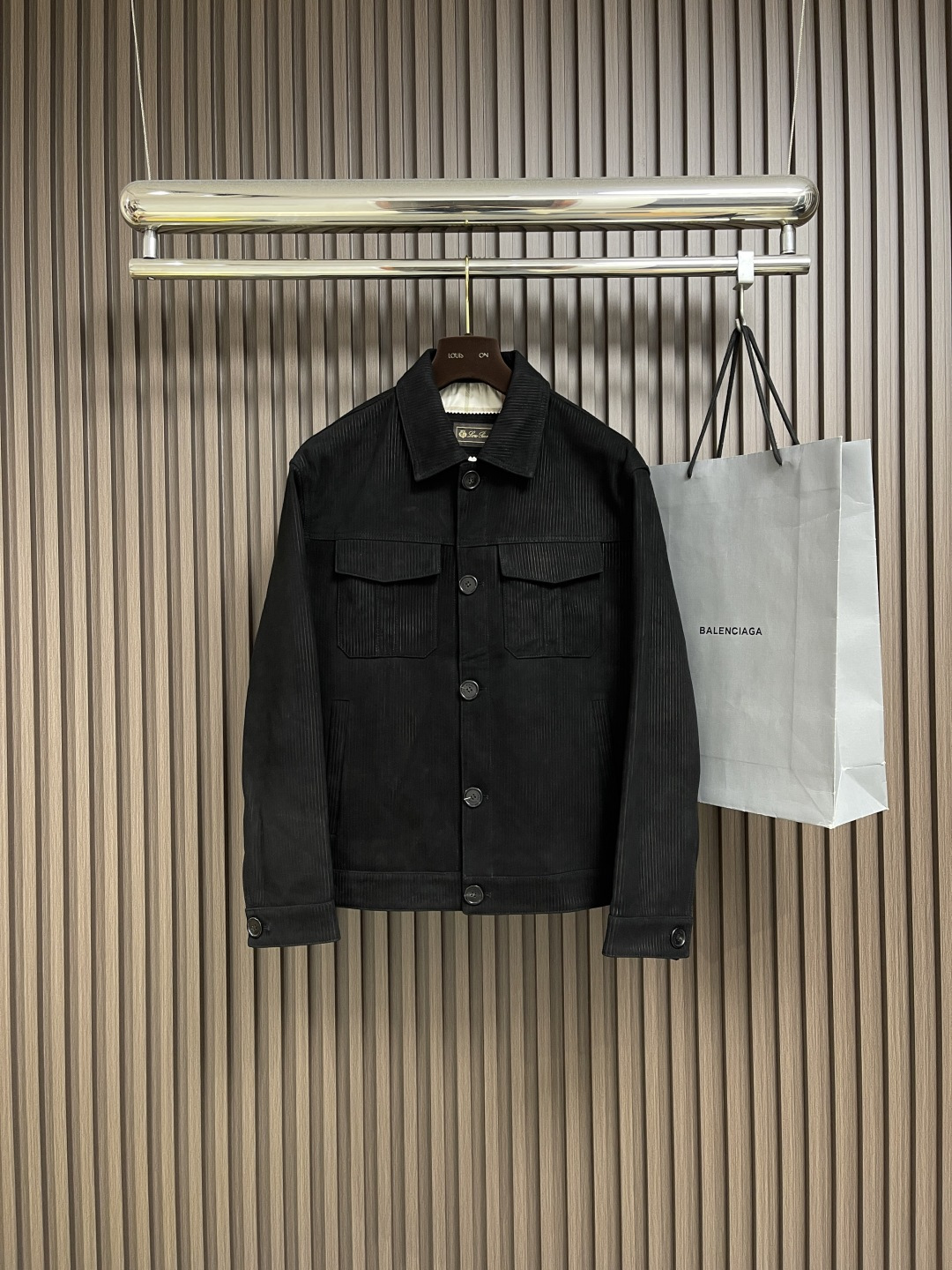 NO:518331,LP Loropiana men's imported strip velvet reverse velvet sheepskin lapel jacket explores the cutting edge of fashion and presents a style that combines classic and modern design elements. The overall materials are extremely luxurious and invincible. The top Italian Napa Nappa sheepskin supplied by customers is the best mass-produced leather in the industry. It is quite heavy and expensive. The leather has first-class toughness and texture, full of delicateness and superior breathability!  It further shows the wearer's temperament and taste!  Whether it is daily outfits or participating in various occasions, this one can make you the focus!  Size M-3XL, loro piana, loro piana, jackets & coats, sheepskin, alexander wang19860909LP Loropiana 男士进口条绒反绒羊皮翻领外套,探索时尚的前沿,呈现一款融合了经典与现代设计元素的.整体的用料极致奢华,无敌的配置,客供的意大利顶尖纳帕Nappa绵羊皮,属于业界最上乘的量产皮料,颇为重磅且矜贵,皮料韧性度与质感一流,细腻感十足,透气性亦优越！更显现出穿着者的气质和品味！无论是日常穿搭还是参加各种场合,这款都能让您成为焦点！尺码M-3XL,,loro piana,loro piana,jackets & coats,sheepskin,alexander wang,Men's clothing