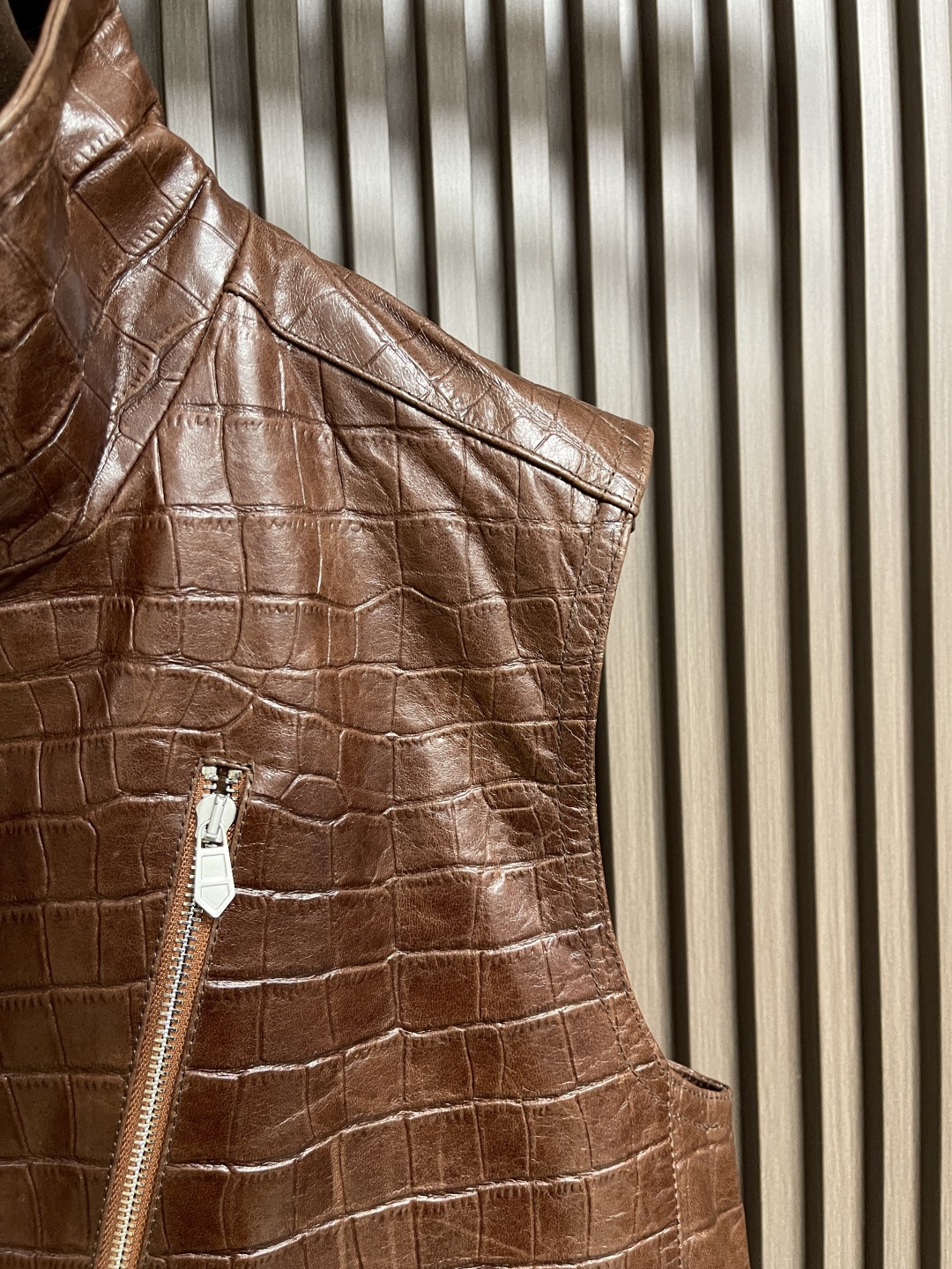 Dior 2025SS Early Autumn New Leather Vest, Embossed Design 5 cmp i1755515830976 411 0 3