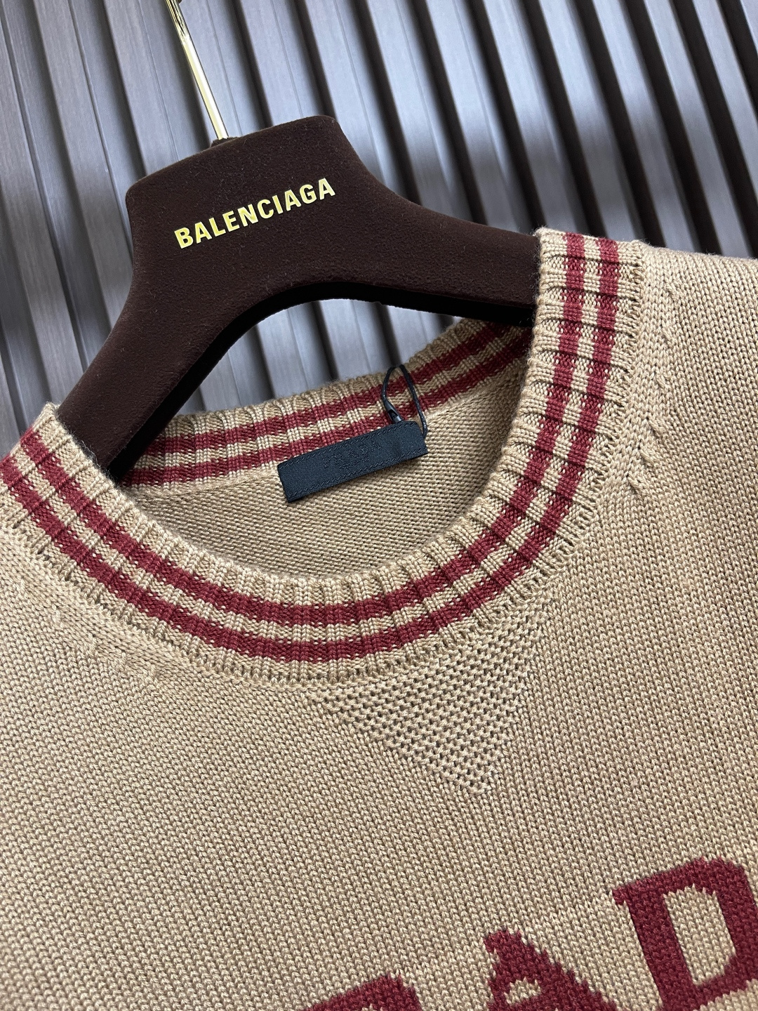 🛒🛒PRADA 2025SS秋季新款条纹撞色领圆领针织毛衣，以当季色调传递典雅韵味，成就日常搭配佳选。胸