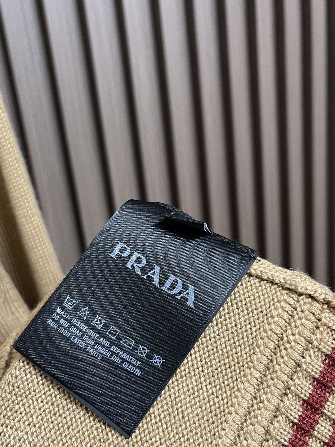 🛒🛒PRADA 2025SS秋季新款条纹撞色领圆领针织毛衣，以当季色调传递典雅韵味，成就日常搭配佳选。胸