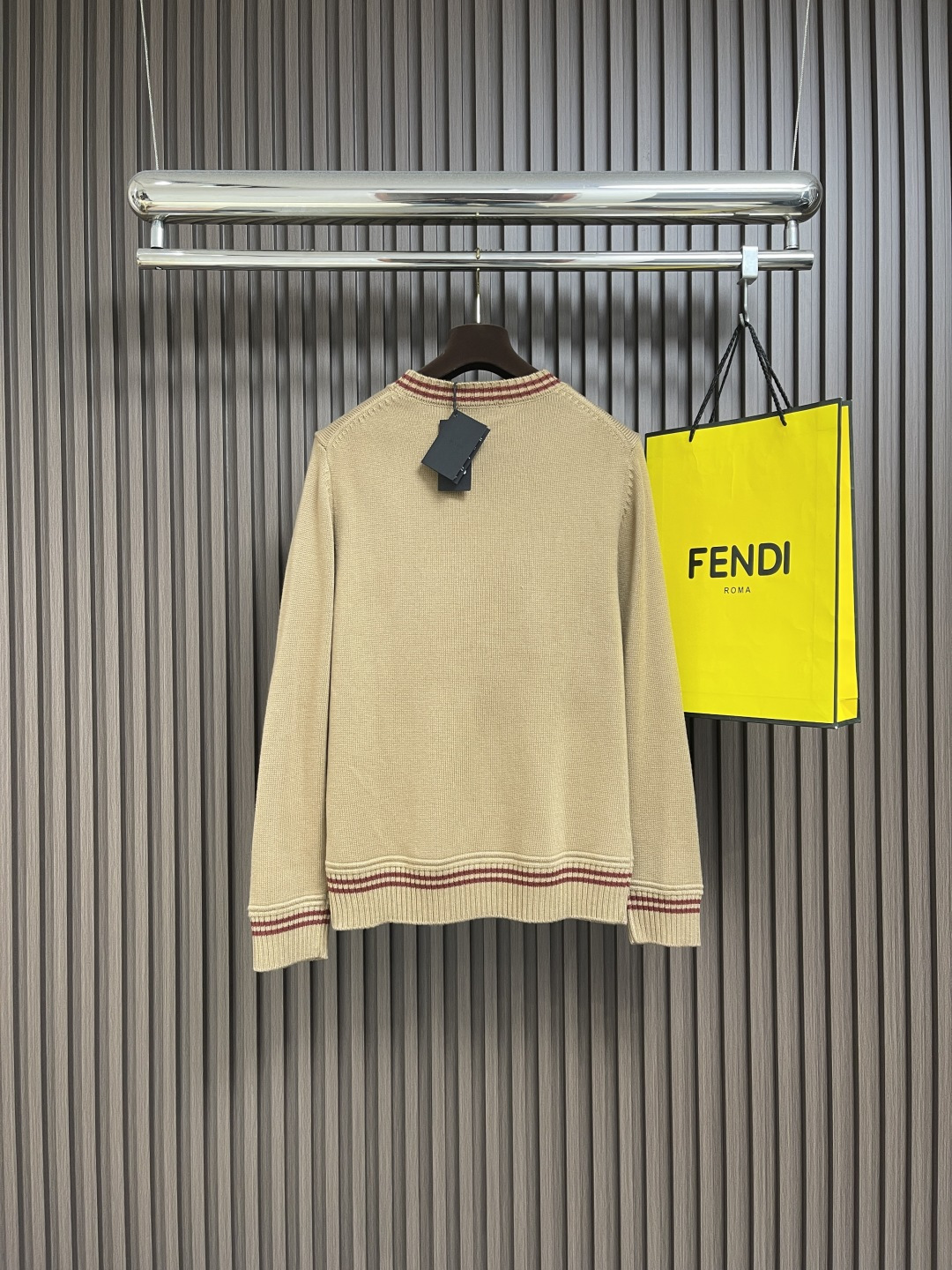 🛒🛒PRADA 2025SS秋季新款条纹撞色领圆领针织毛衣，以当季色调传递典雅韵味，成就日常搭配佳选。胸