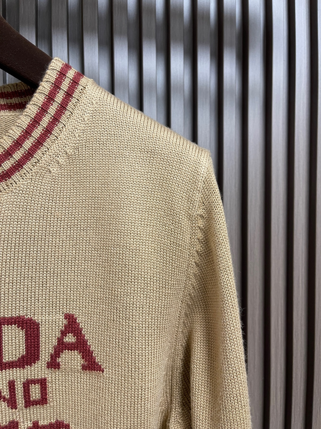 🛒🛒PRADA 2025SS秋季新款条纹撞色领圆领针织毛衣，以当季色调传递典雅韵味，成就日常搭配佳选。胸