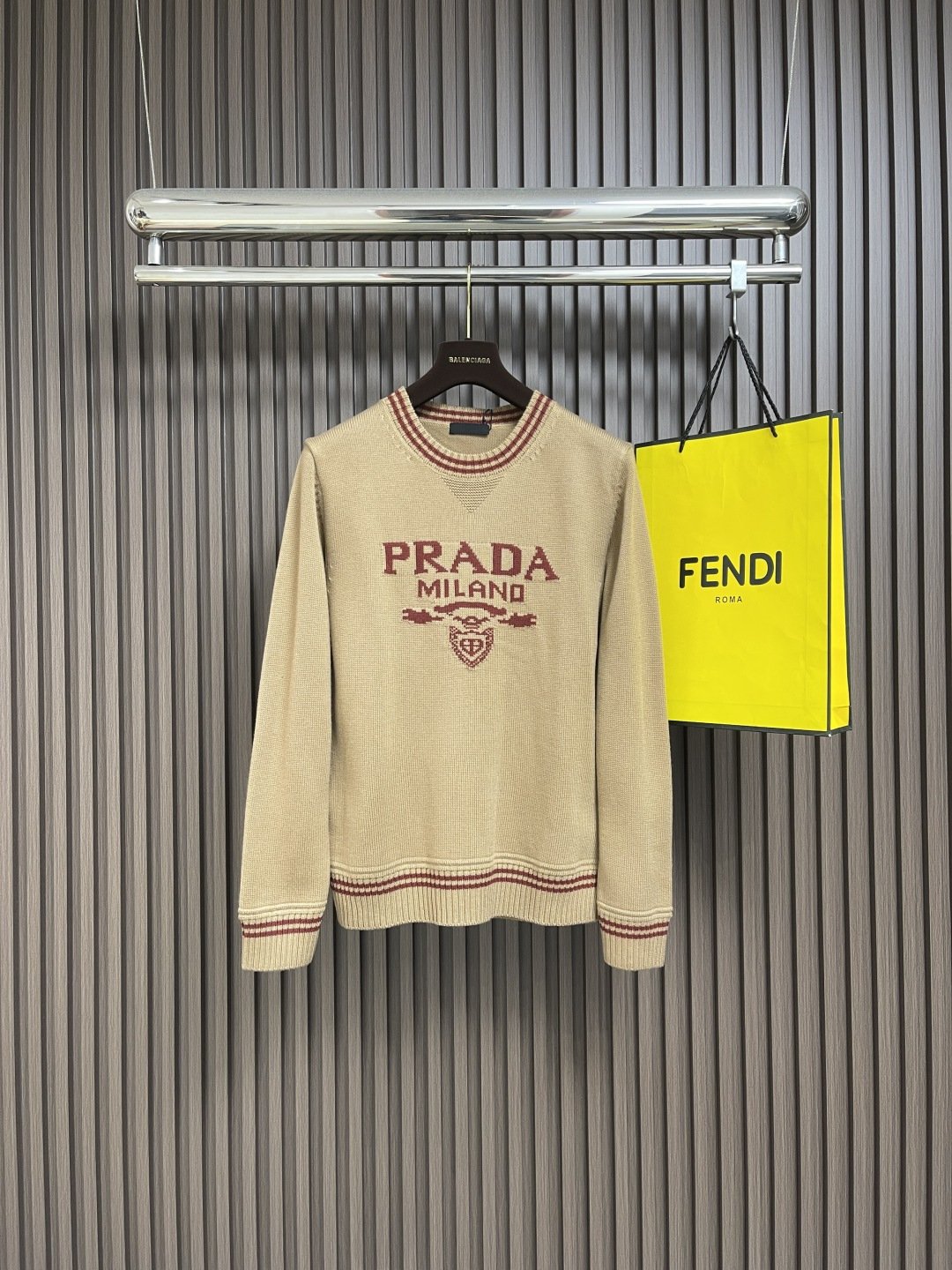 🛒🛒PRADA 2025SS秋季新款条纹撞色领圆领针织毛衣，以当季色调传递典雅韵味，成就日常搭配佳选。胸