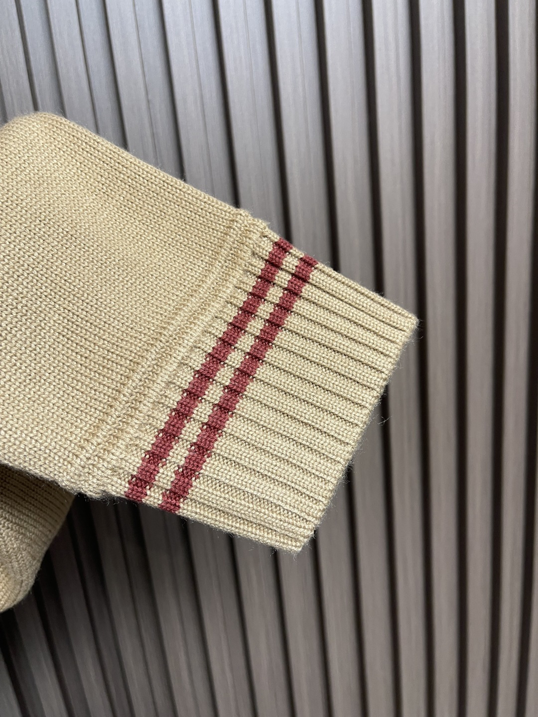 🛒🛒PRADA 2025SS秋季新款条纹撞色领圆领针织毛衣，以当季色调传递典雅韵味，成就日常搭配佳选。胸