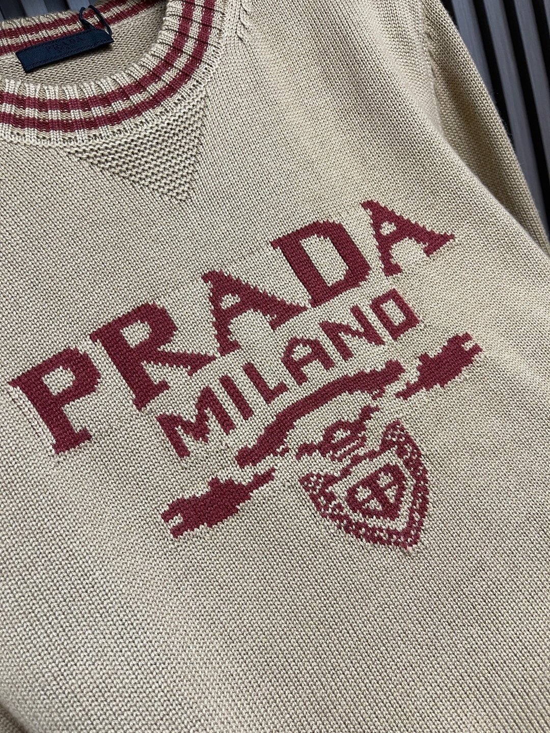 🛒🛒PRADA 2025SS秋季新款条纹撞色领圆领针织毛衣，以当季色调传递典雅韵味，成就日常搭配佳选。胸