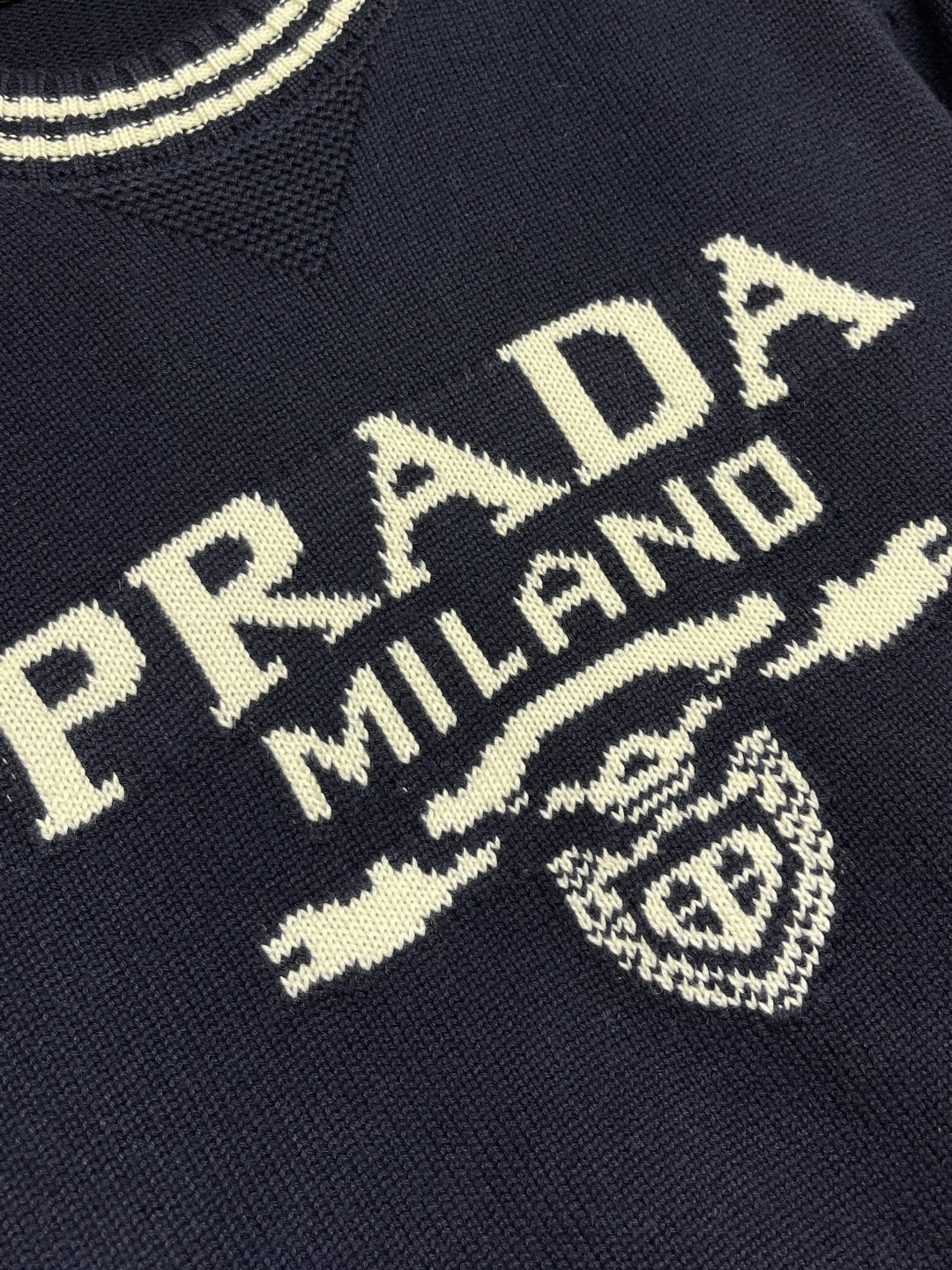 🛒🛒PRADA 2025SS秋季新款条纹撞色领圆领针织毛衣，以当季色调传递典雅韵味，成就日常搭配佳选。胸