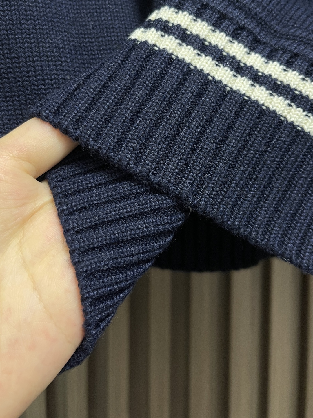 🛒🛒PRADA 2025SS秋季新款条纹撞色领圆领针织毛衣，以当季色调传递典雅韵味，成就日常搭配佳选。胸