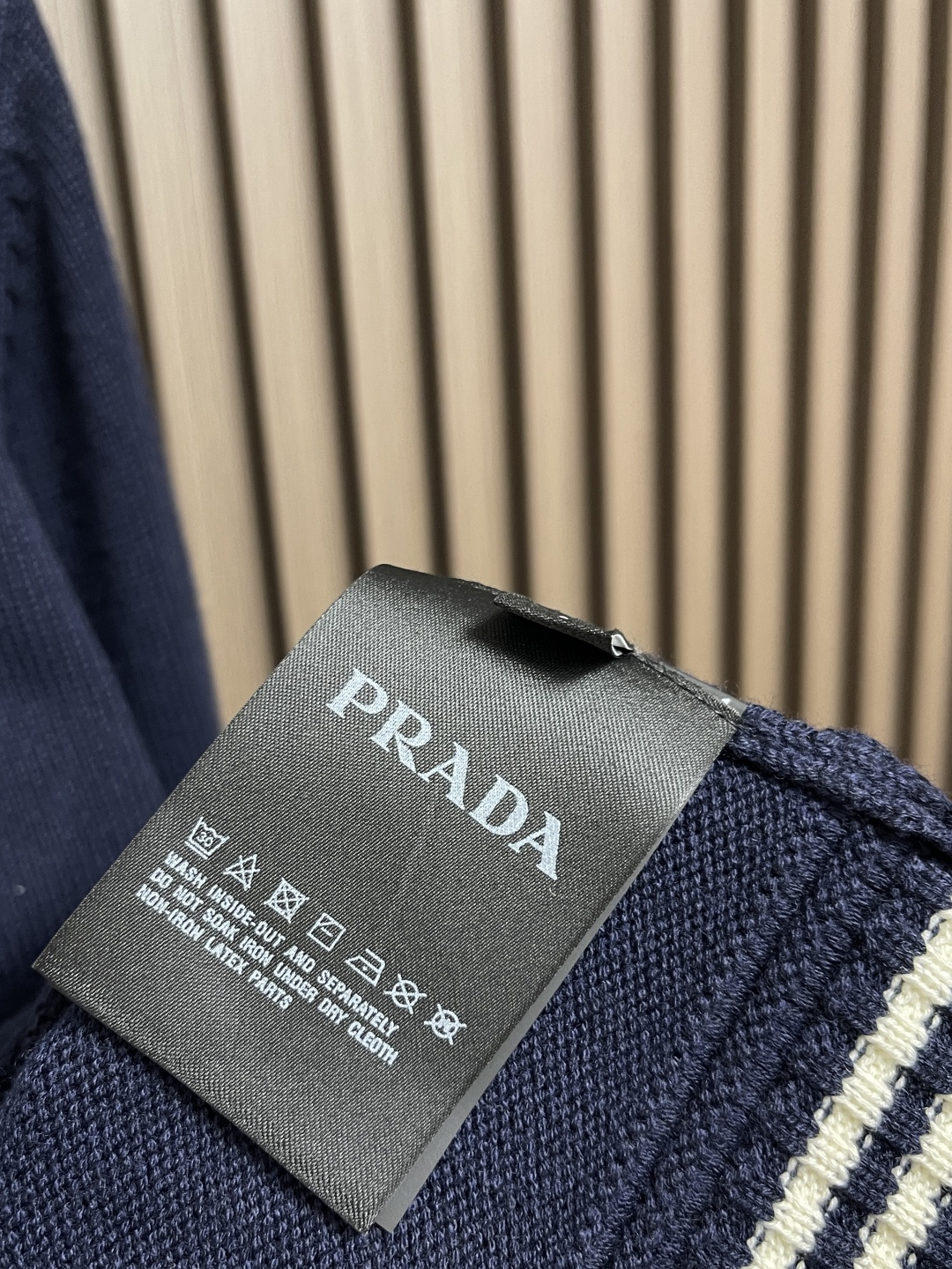 🛒🛒PRADA 2025SS秋季新款条纹撞色领圆领针织毛衣，以当季色调传递典雅韵味，成就日常搭配佳选。胸