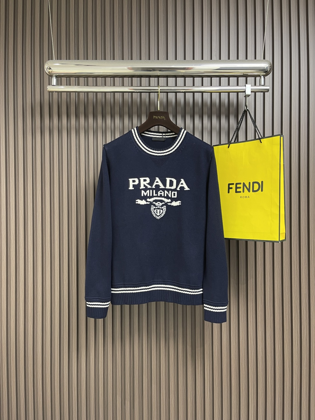 🛒🛒PRADA 2025SS秋季新款条纹撞色领圆领针织毛衣，以当季色调传递典雅韵味，成就日常搭配佳选。胸