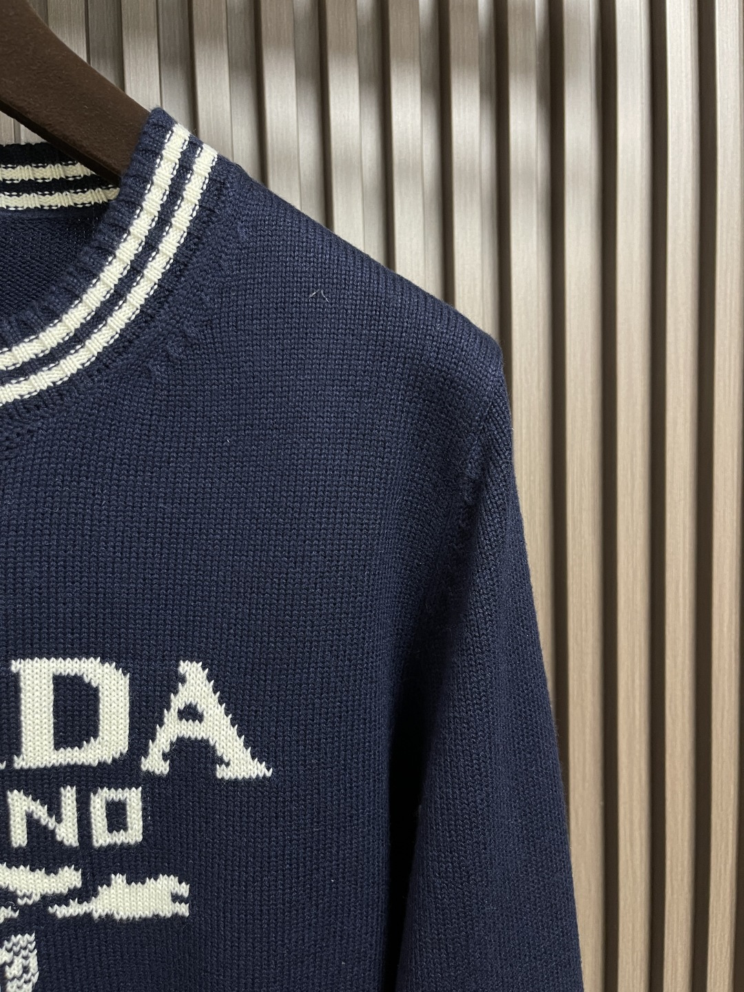 🛒🛒PRADA 2025SS秋季新款条纹撞色领圆领针织毛衣，以当季色调传递典雅韵味，成就日常搭配佳选。胸