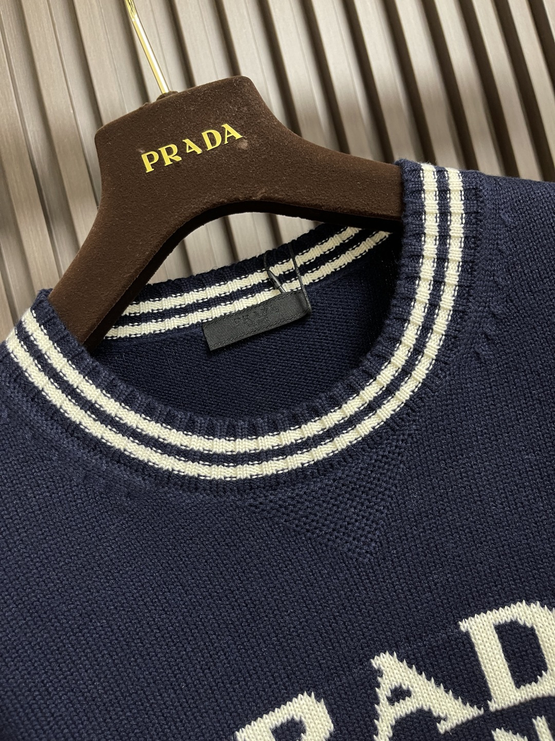 🛒🛒PRADA 2025SS秋季新款条纹撞色领圆领针织毛衣，以当季色调传递典雅韵味，成就日常搭配佳选。胸