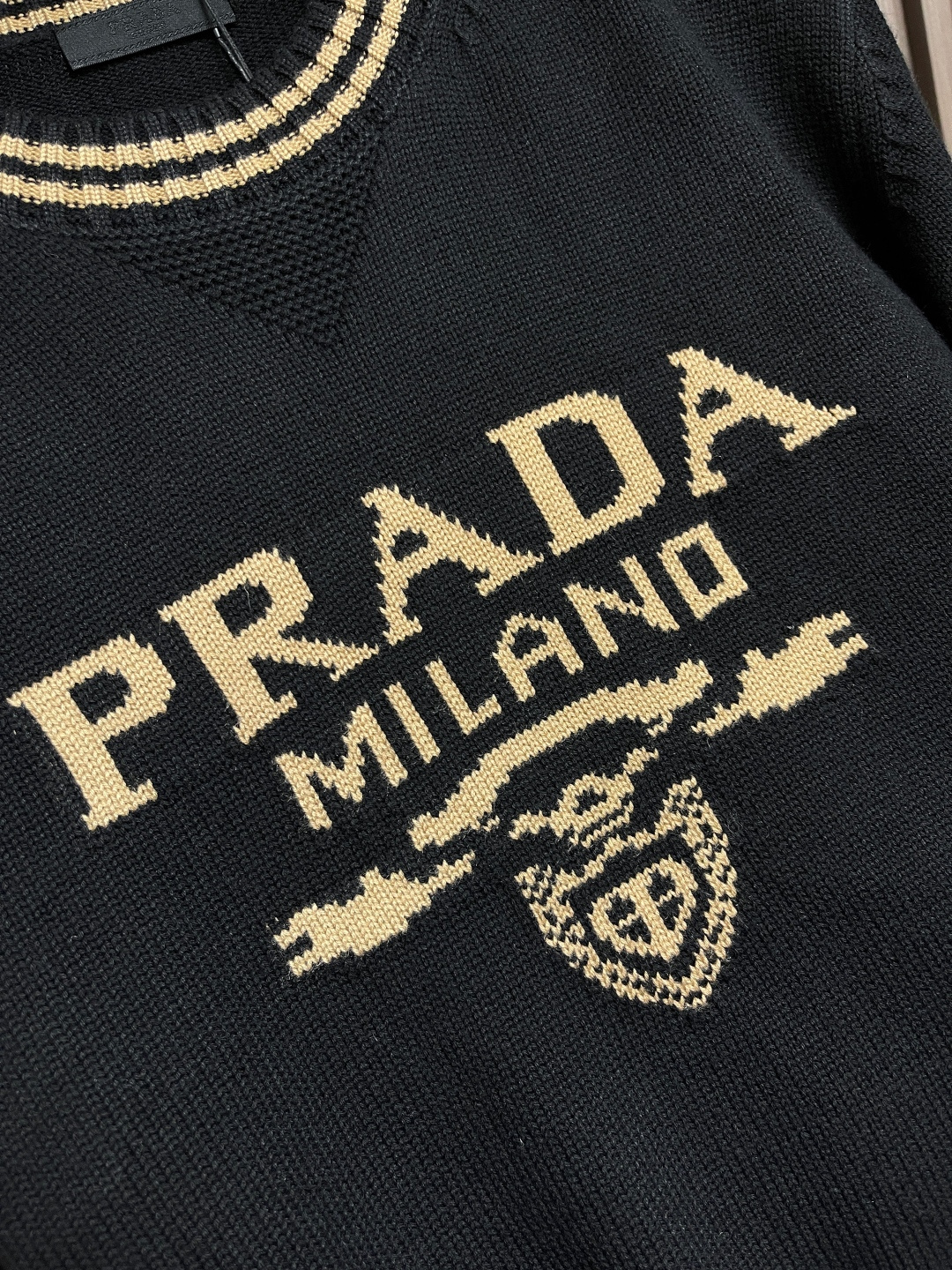 🛒🛒PRADA 2025SS秋季新款条纹撞色领圆领针织毛衣，以当季色调传递典雅韵味，成就日常搭配佳选。胸