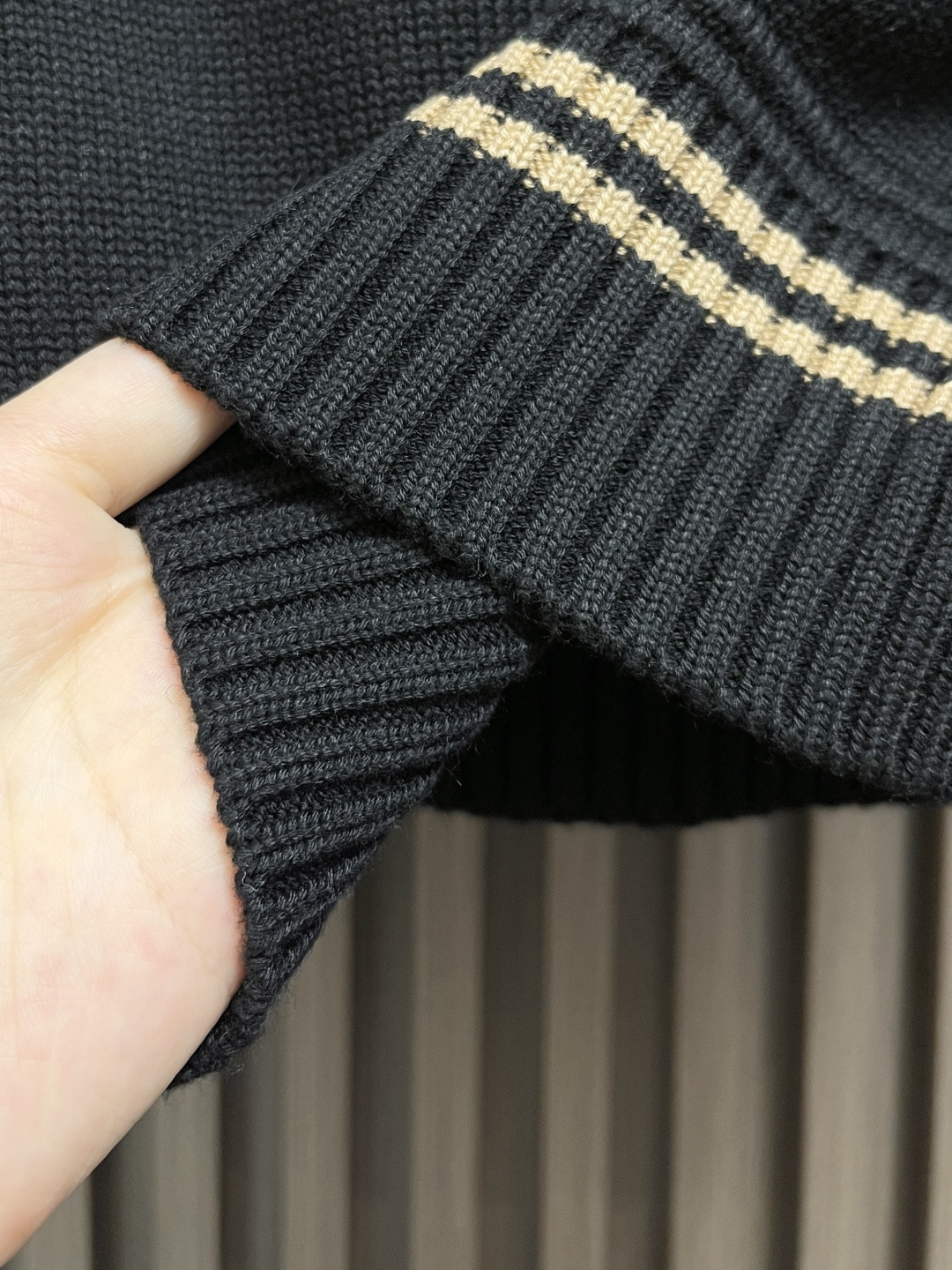 🛒🛒PRADA 2025SS秋季新款条纹撞色领圆领针织毛衣，以当季色调传递典雅韵味，成就日常搭配佳选。胸