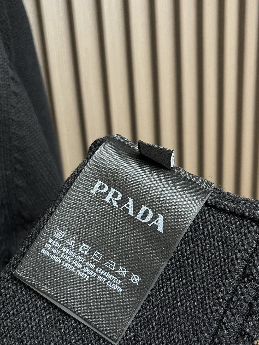 🛒🛒PRADA 2025SS秋季新款条纹撞色领圆领针织毛衣，以当季色调传递典雅韵味，成就日常搭配佳选。胸