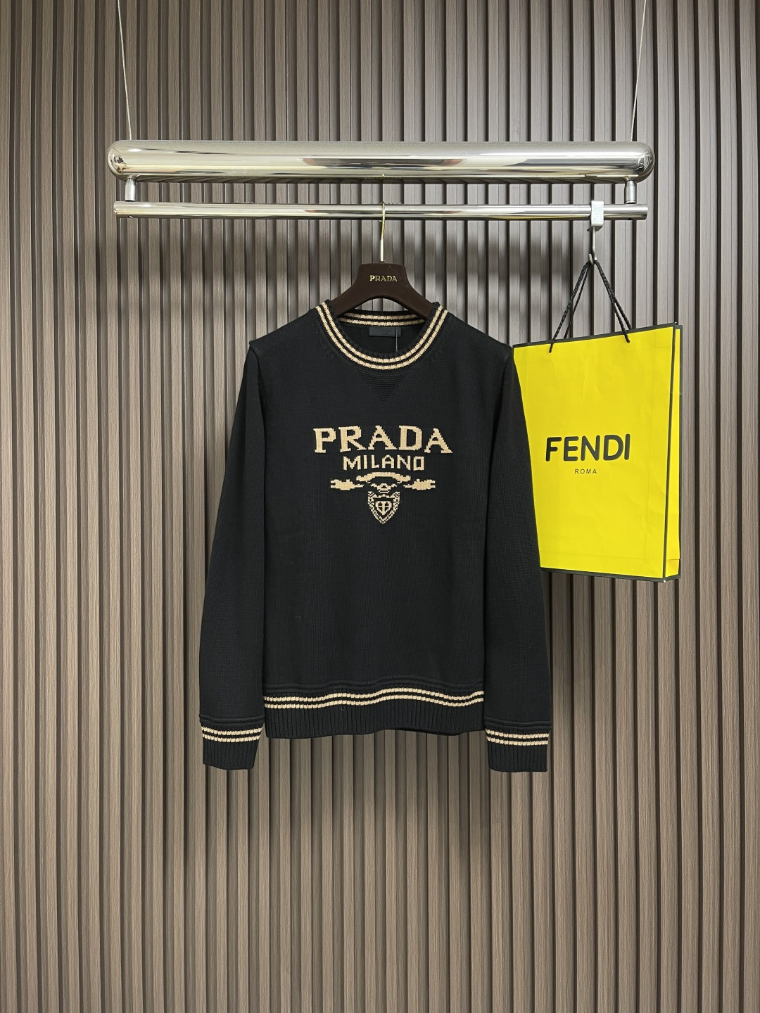 NO:514124,PRADA SS autumn new striped contrasting collar round neck knit sweater, conveying elegant charm with seasonal tones, making it a good choice for daily matching. The chest jacquard implicitly marks the brand identity, fine workmanship, fashionable and atmospheric, and comfortable skin Size S-XXL,,prada,sweaters,alexander wang19860909PRADA SS秋季新款条纹撞色领圆领针织毛衣,以当季色调传递典雅韵味,成就日常搭配佳选.胸前提花含蓄标注品牌身份、做工精细、时尚大气、贴肤舒适 尺码S-XXL,,prada,sweaters,alexander wang,Men's clothing