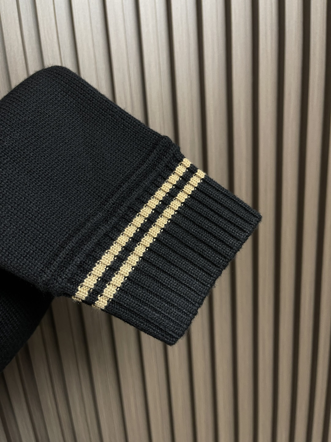 🛒🛒PRADA 2025SS秋季新款条纹撞色领圆领针织毛衣，以当季色调传递典雅韵味，成就日常搭配佳选。胸