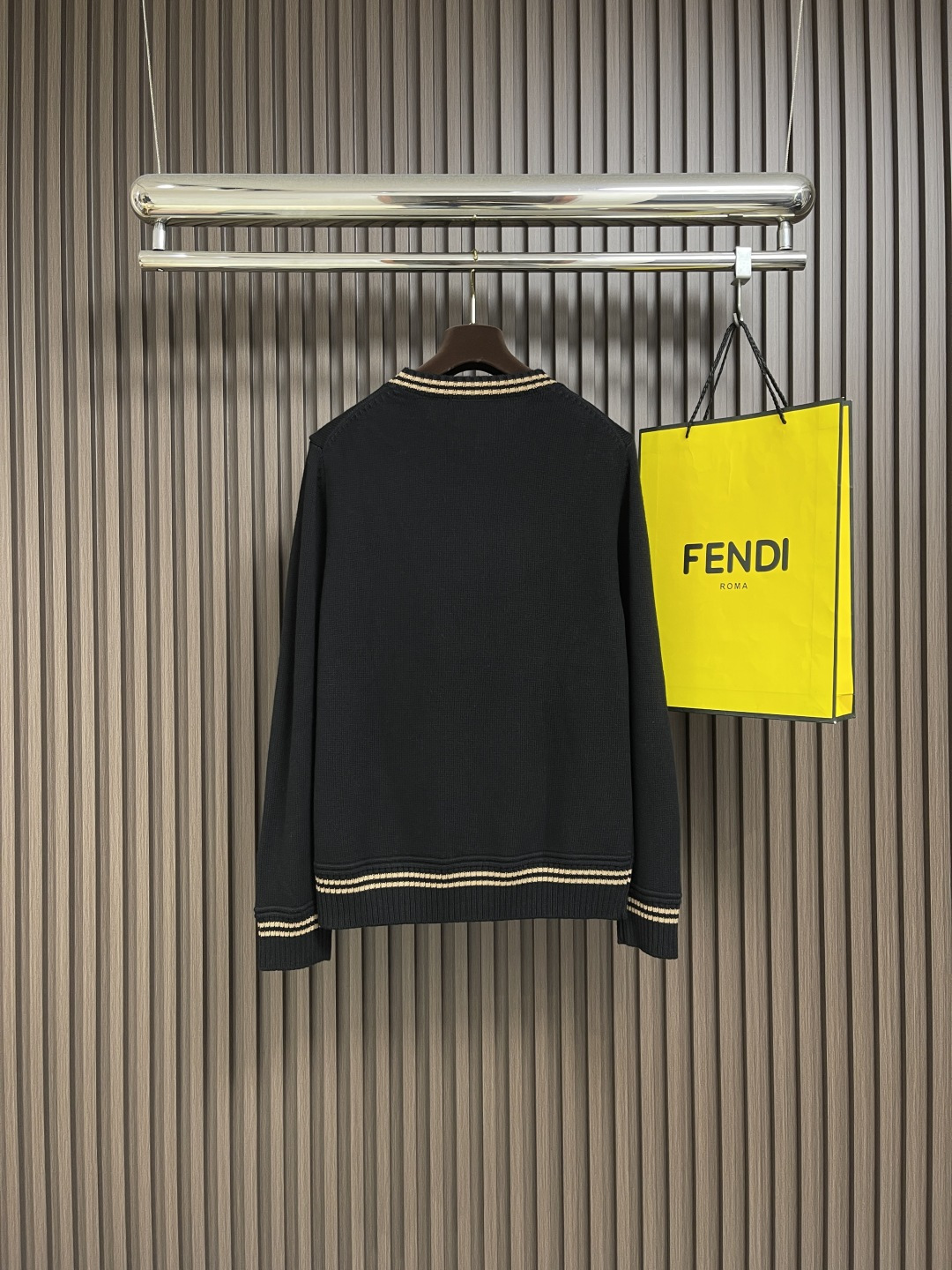 🛒🛒PRADA 2025SS秋季新款条纹撞色领圆领针织毛衣，以当季色调传递典雅韵味，成就日常搭配佳选。胸