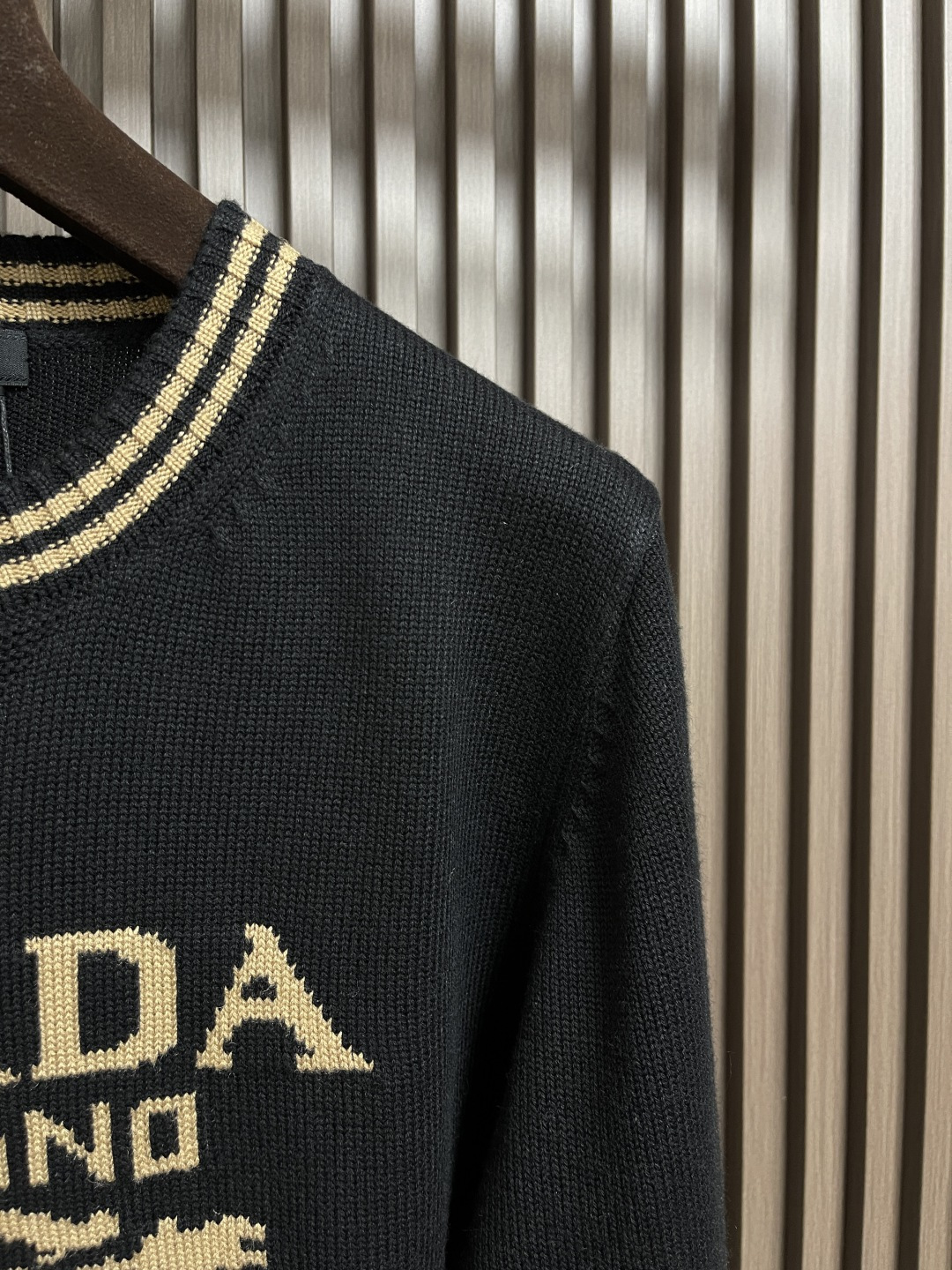 🛒🛒PRADA 2025SS秋季新款条纹撞色领圆领针织毛衣，以当季色调传递典雅韵味，成就日常搭配佳选。胸