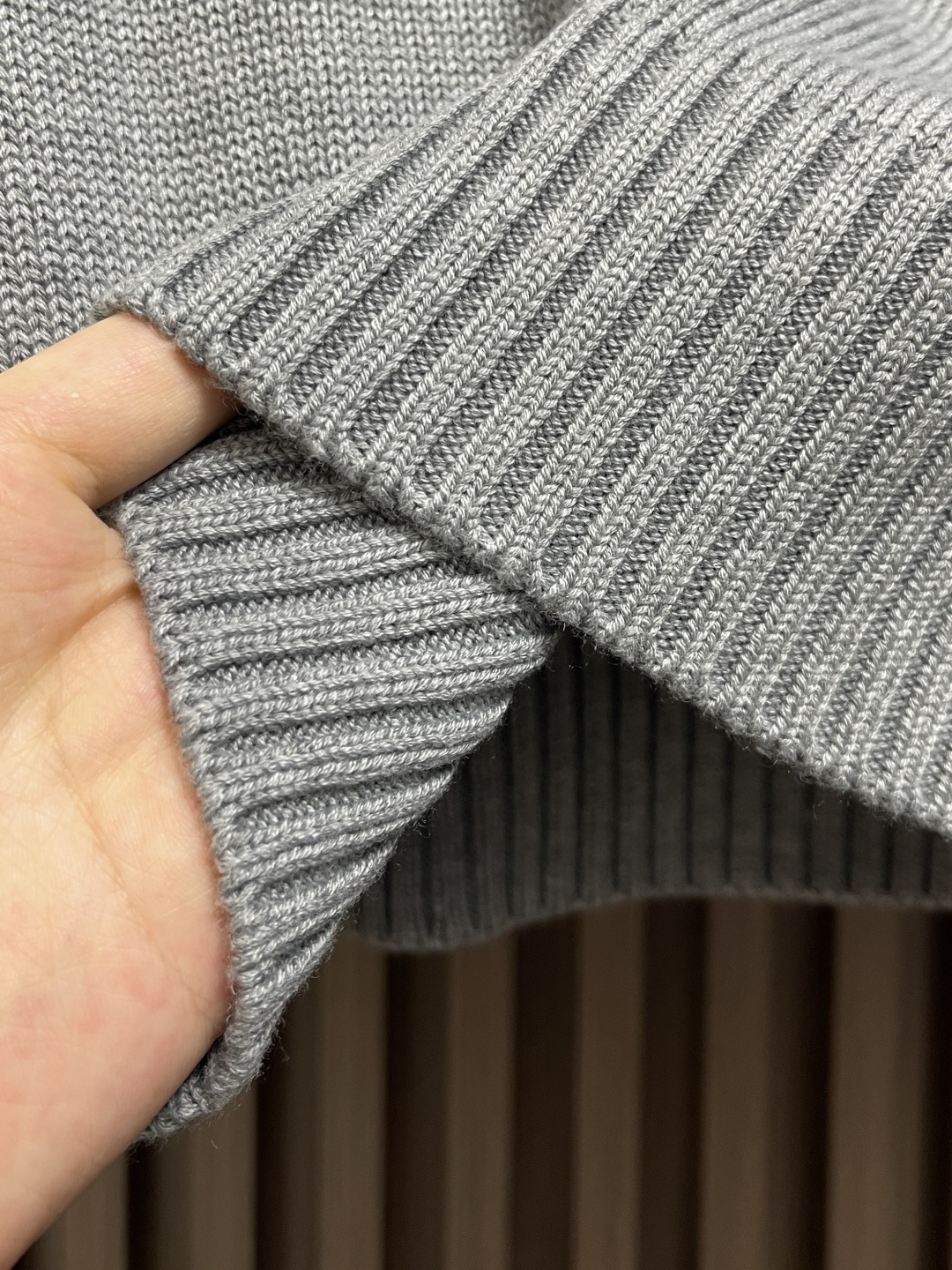 🛒🛒PRADA 2025SS秋季新款圆领针织毛衣，以当季色调传递典雅韵味，成就日常搭配佳选。左侧刺绣含蓄