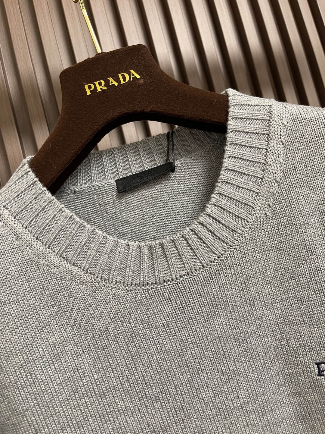 🛒🛒PRADA 2025SS秋季新款圆领针织毛衣，以当季色调传递典雅韵味，成就日常搭配佳选。左侧刺绣含蓄