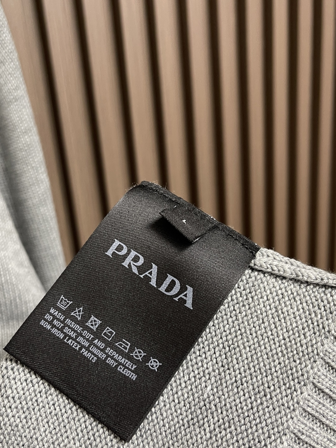 🛒🛒PRADA 2025SS秋季新款圆领针织毛衣，以当季色调传递典雅韵味，成就日常搭配佳选。左侧刺绣含蓄