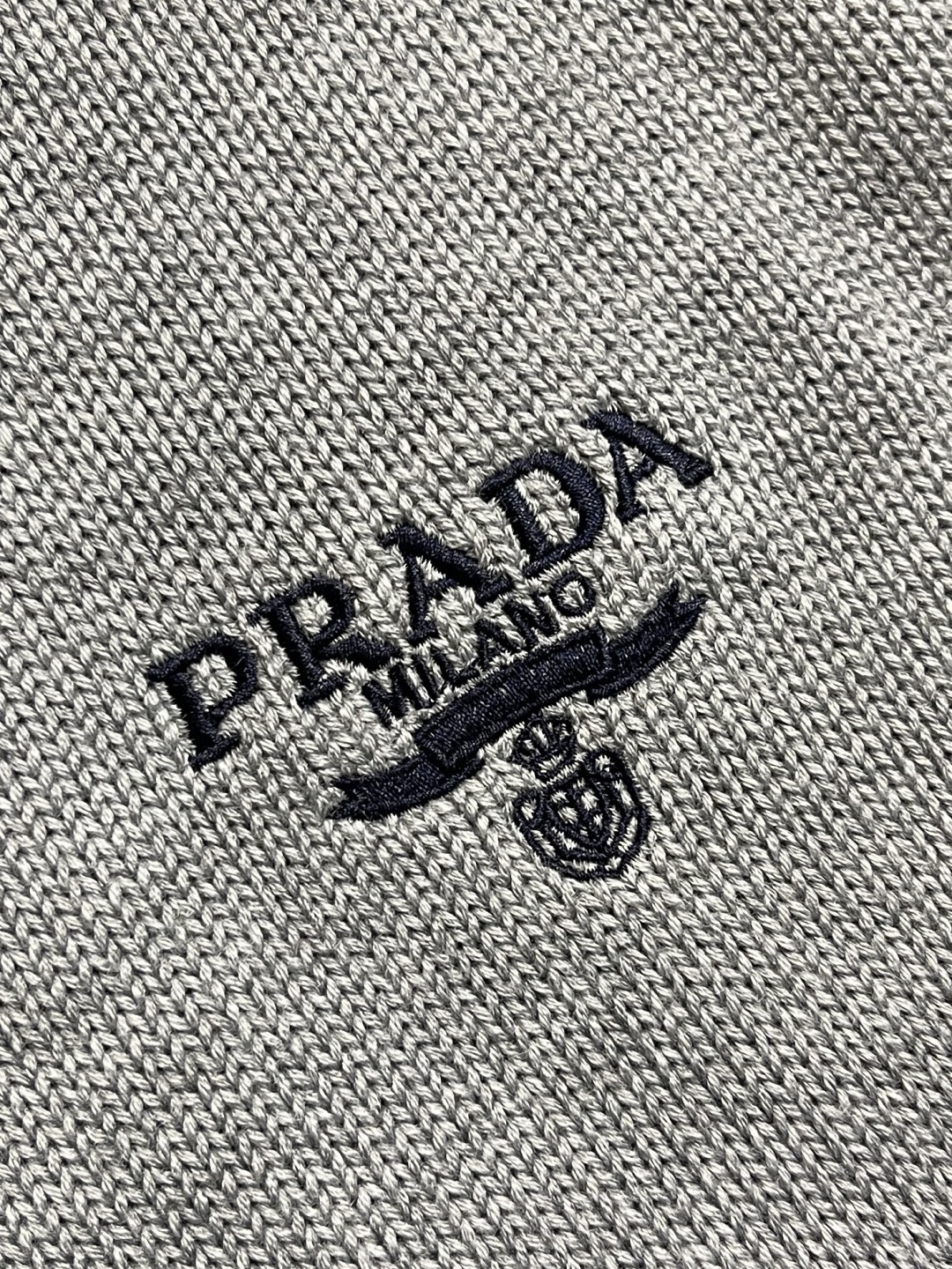 🛒🛒PRADA 2025SS秋季新款圆领针织毛衣，以当季色调传递典雅韵味，成就日常搭配佳选。左侧刺绣含蓄