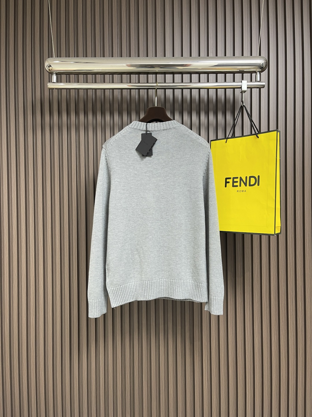 🛒🛒PRADA 2025SS秋季新款圆领针织毛衣，以当季色调传递典雅韵味，成就日常搭配佳选。左侧刺绣含蓄