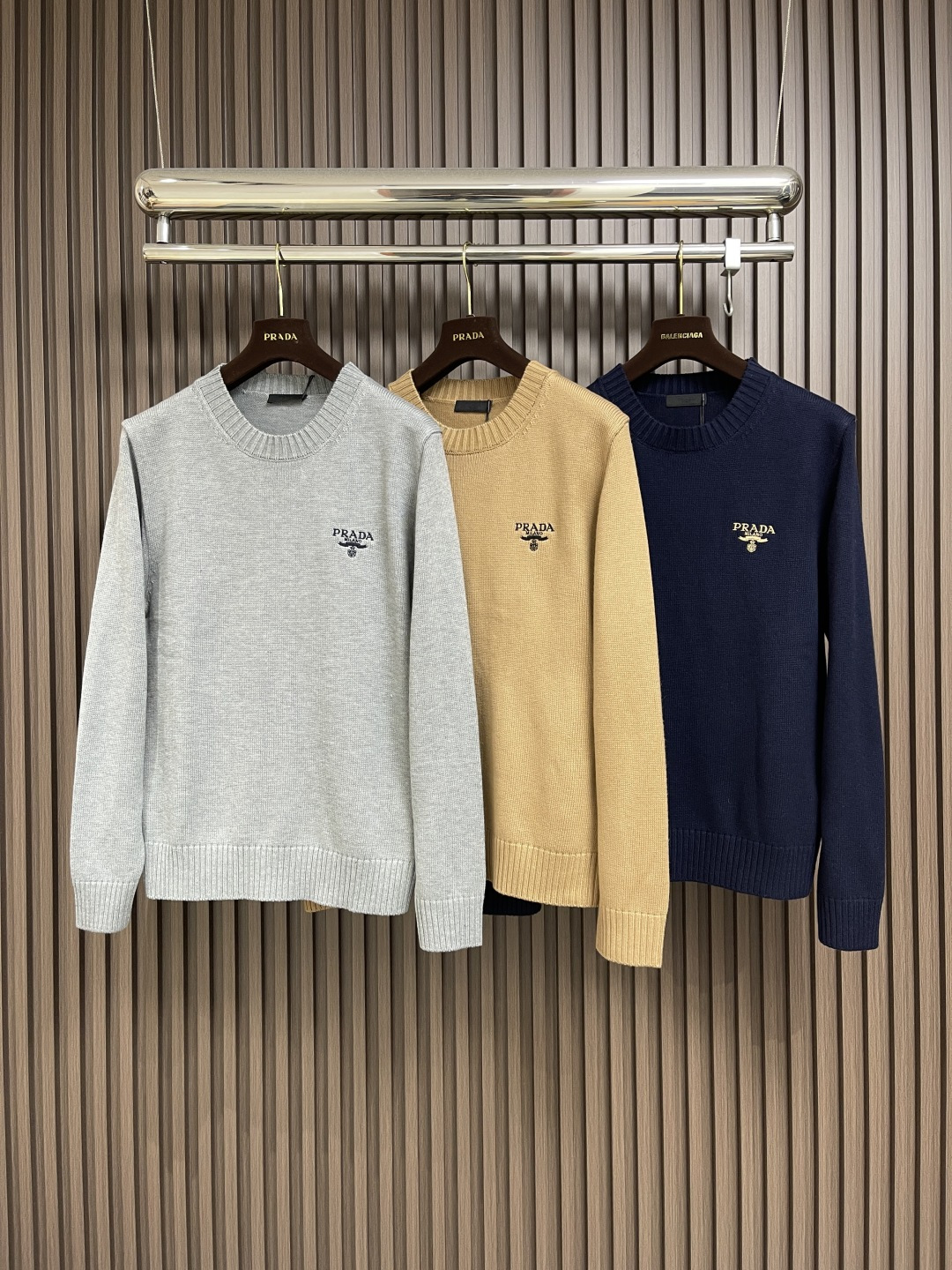 🛒🛒PRADA 2025SS秋季新款圆领针织毛衣，以当季色调传递典雅韵味，成就日常搭配佳选。左侧刺绣含蓄