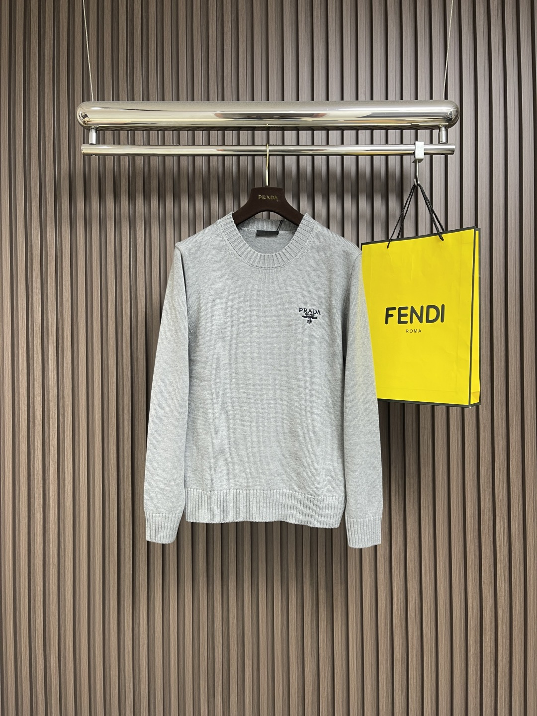 NO:514129,PRADA SS autumn new round-neck knitted sweater, conveys elegant charm with seasonal tones, making it a good choice for daily matching. The left embroidery implicitly marks the brand identity, the letters are three-dimensional embroidery, fine workmanship, fashionable and atmospheric, and comfortable skin. Size M-XXL,,prada, sweaters, alexander wang19860909PRADA SS秋季新款圆领针织毛衣,以当季色调传递典雅韵味,成就日常搭配佳选.左侧刺绣含蓄标注品牌身份,字母立体刺绣工艺、做工精细、时尚大气、贴肤舒适.尺码M-XXL,,prada,sweaters,alexander wang,Men's clothing