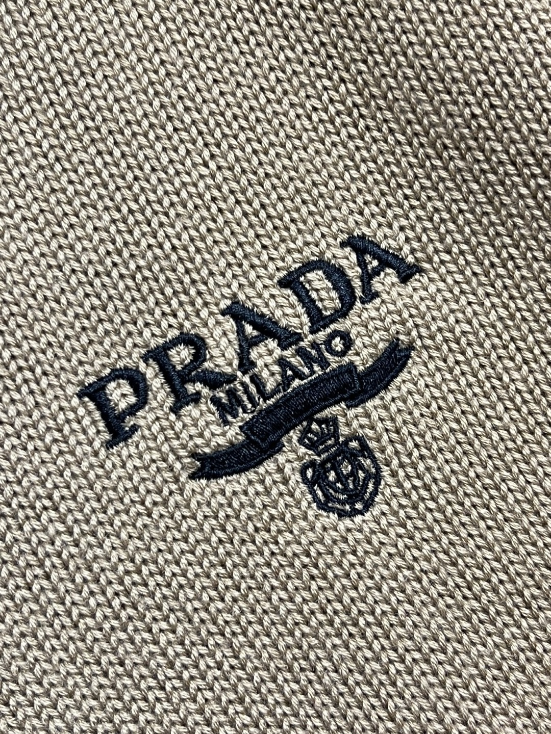 🛒🛒PRADA 2025SS秋季新款圆领针织毛衣，以当季色调传递典雅韵味，成就日常搭配佳选。左侧刺绣含蓄