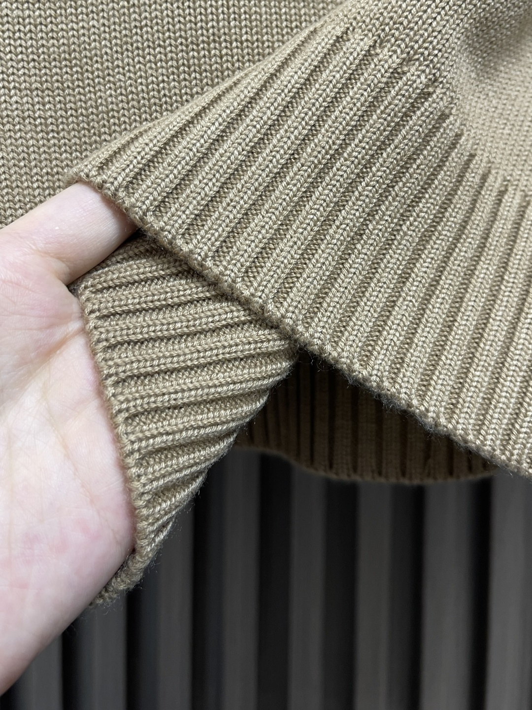 🛒🛒PRADA 2025SS秋季新款圆领针织毛衣，以当季色调传递典雅韵味，成就日常搭配佳选。左侧刺绣含蓄