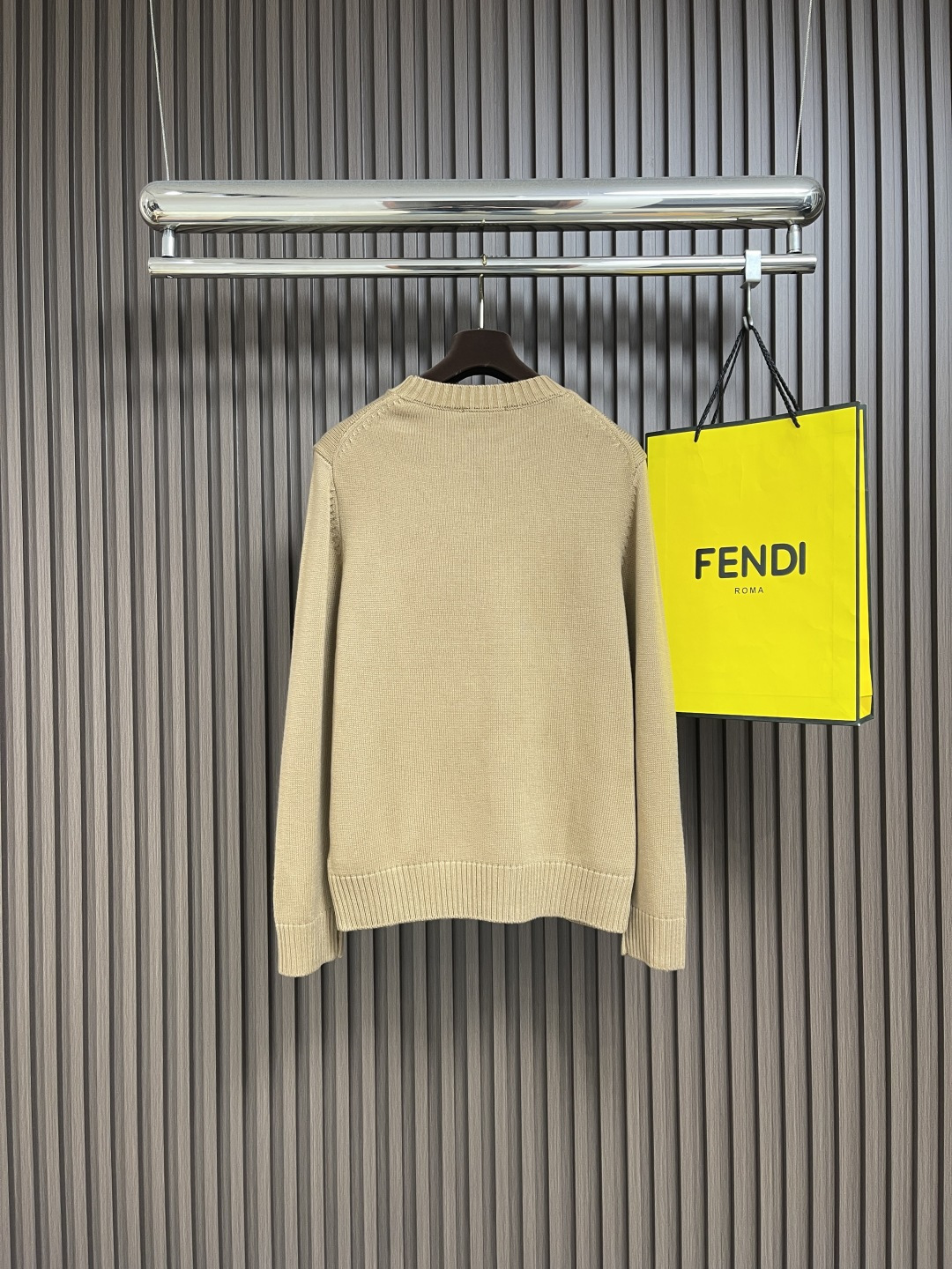 🛒🛒PRADA 2025SS秋季新款圆领针织毛衣，以当季色调传递典雅韵味，成就日常搭配佳选。左侧刺绣含蓄