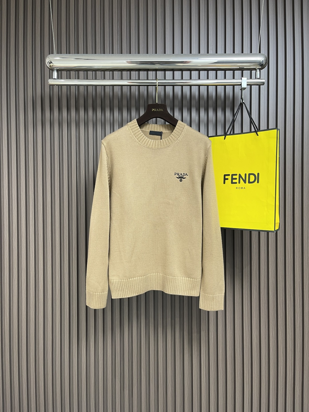 🛒🛒PRADA 2025SS秋季新款圆领针织毛衣，以当季色调传递典雅韵味，成就日常搭配佳选。左侧刺绣含蓄