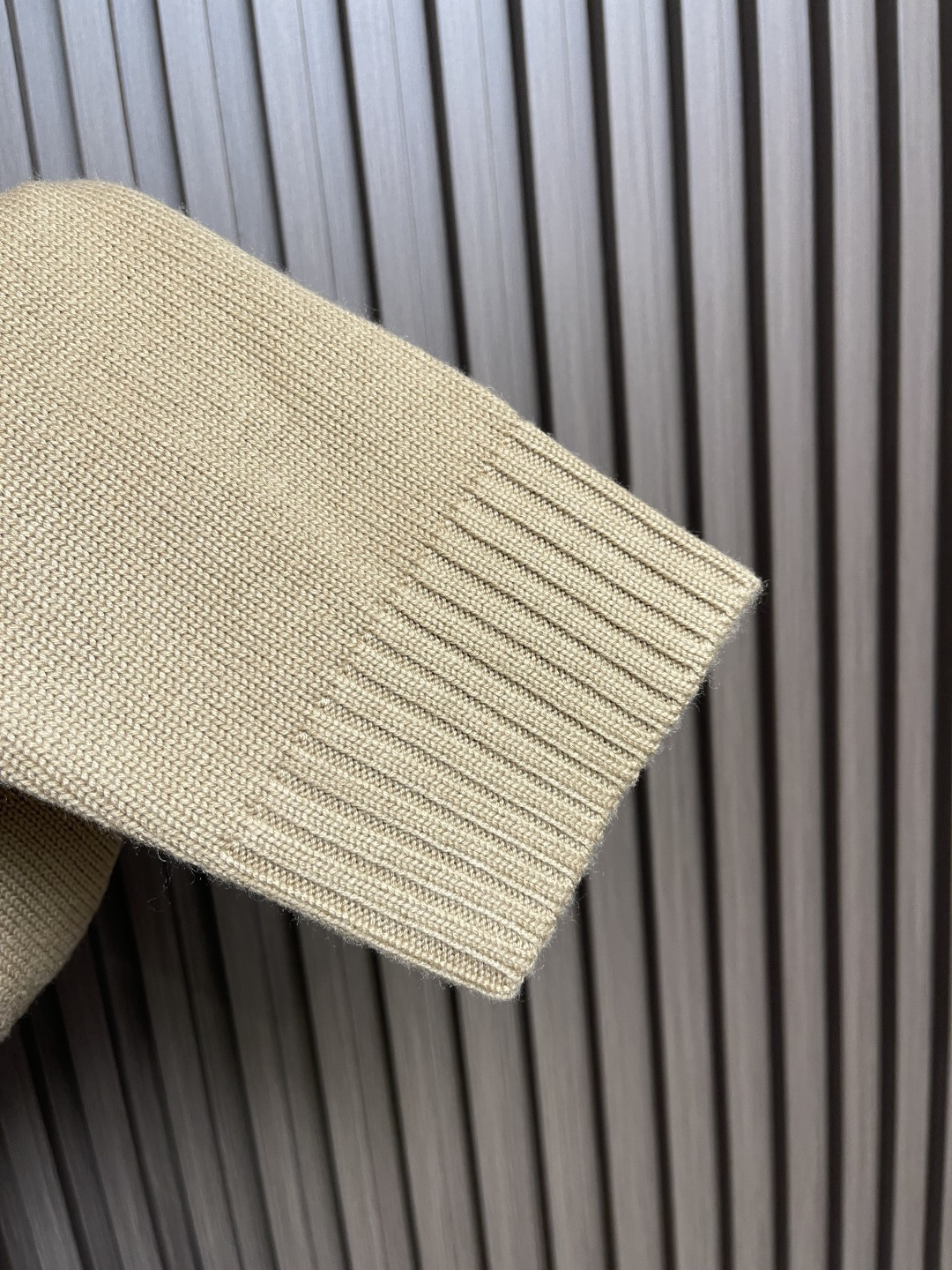 🛒🛒PRADA 2025SS秋季新款圆领针织毛衣，以当季色调传递典雅韵味，成就日常搭配佳选。左侧刺绣含蓄