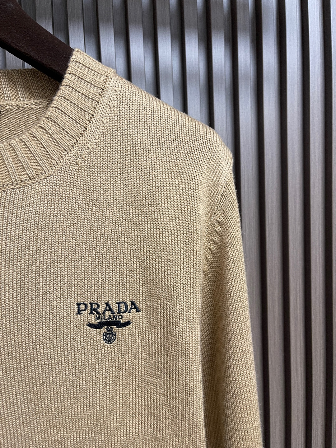 🛒🛒PRADA 2025SS秋季新款圆领针织毛衣，以当季色调传递典雅韵味，成就日常搭配佳选。左侧刺绣含蓄