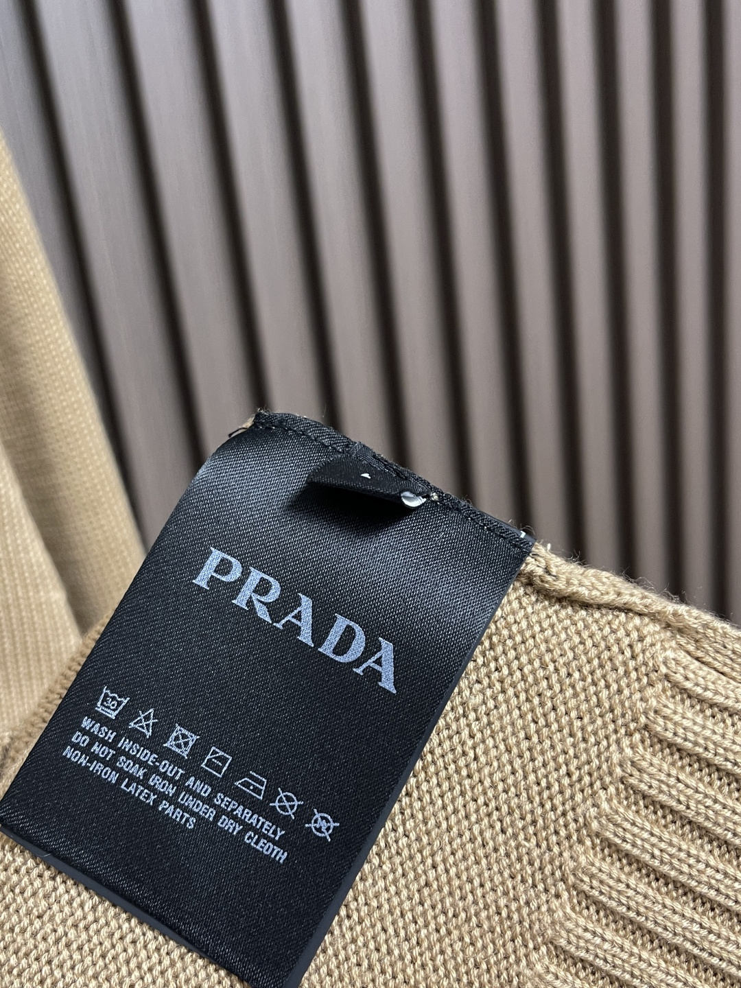 🛒🛒PRADA 2025SS秋季新款圆领针织毛衣，以当季色调传递典雅韵味，成就日常搭配佳选。左侧刺绣含蓄