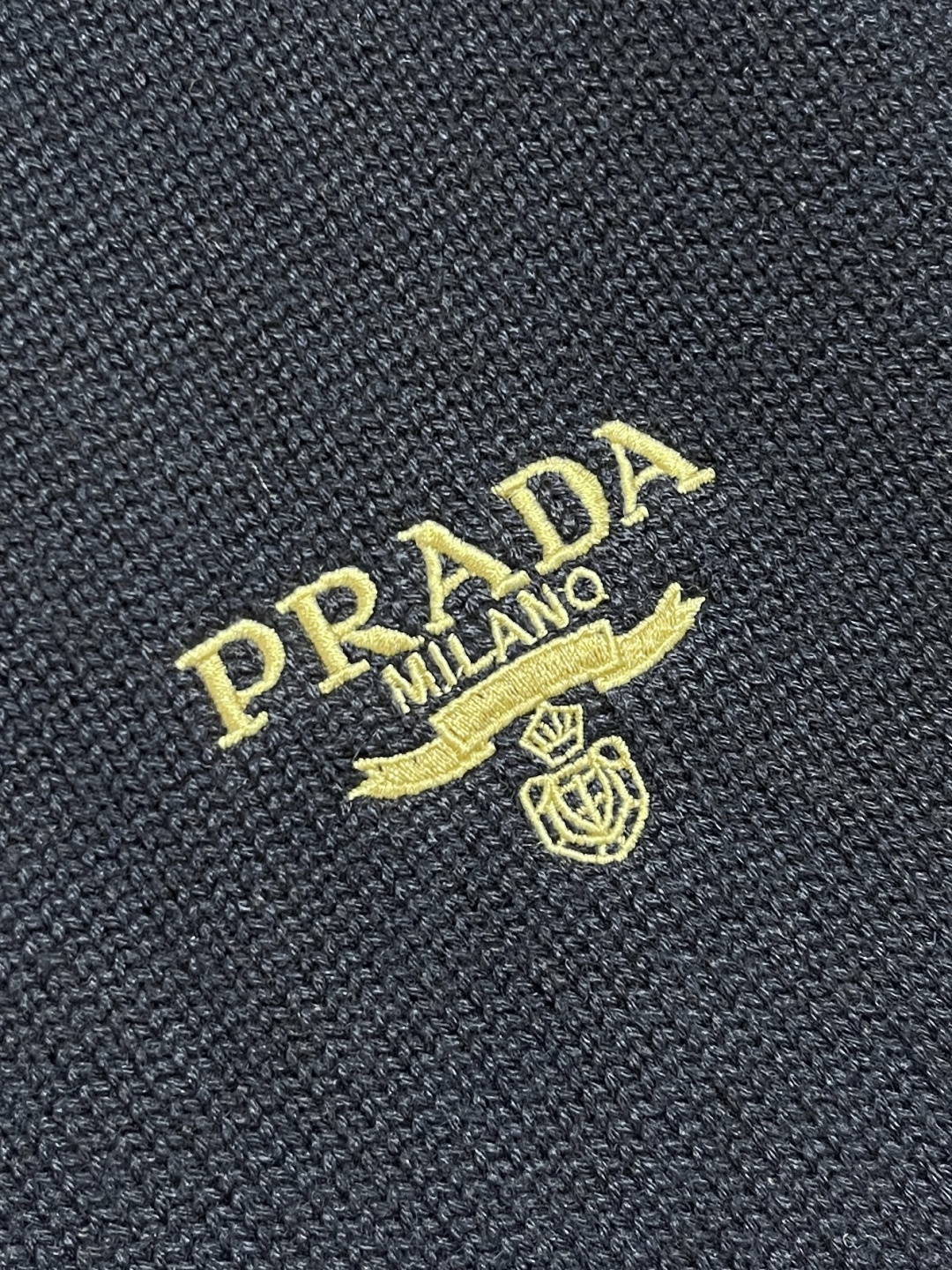 🛒🛒PRADA 2025SS秋季新款圆领针织毛衣，以当季色调传递典雅韵味，成就日常搭配佳选。左侧刺绣含蓄