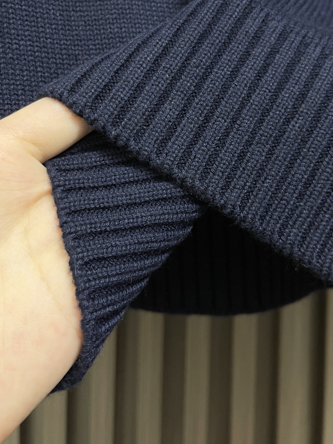 🛒🛒PRADA 2025SS秋季新款圆领针织毛衣，以当季色调传递典雅韵味，成就日常搭配佳选。左侧刺绣含蓄