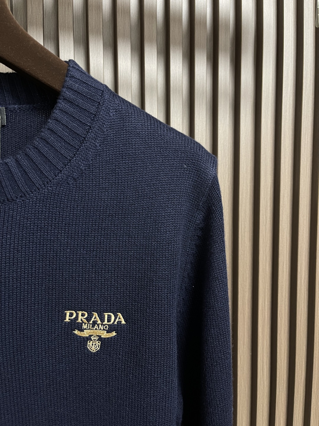 🛒🛒PRADA 2025SS秋季新款圆领针织毛衣，以当季色调传递典雅韵味，成就日常搭配佳选。左侧刺绣含蓄