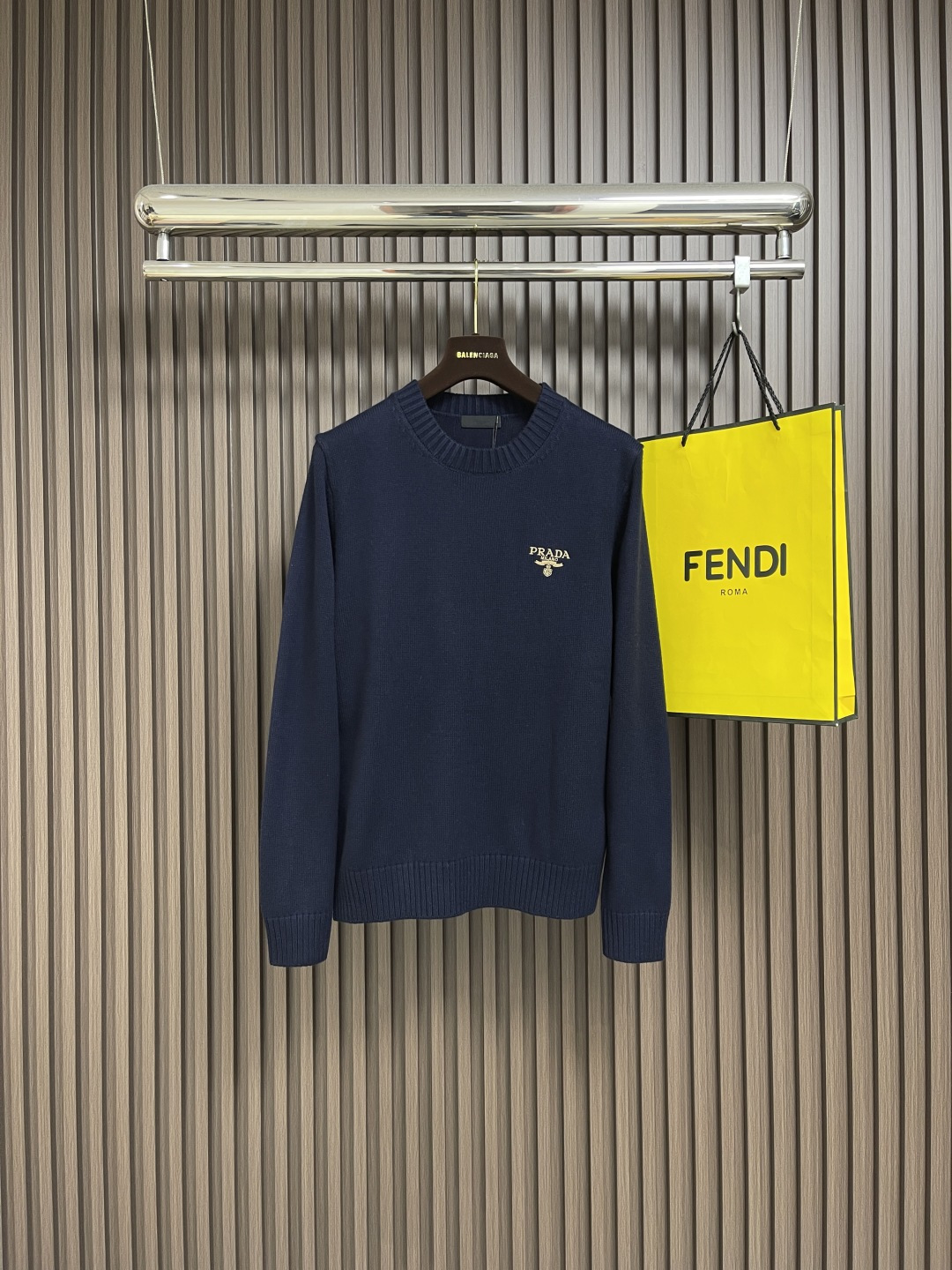 🛒🛒PRADA 2025SS秋季新款圆领针织毛衣，以当季色调传递典雅韵味，成就日常搭配佳选。左侧刺绣含蓄