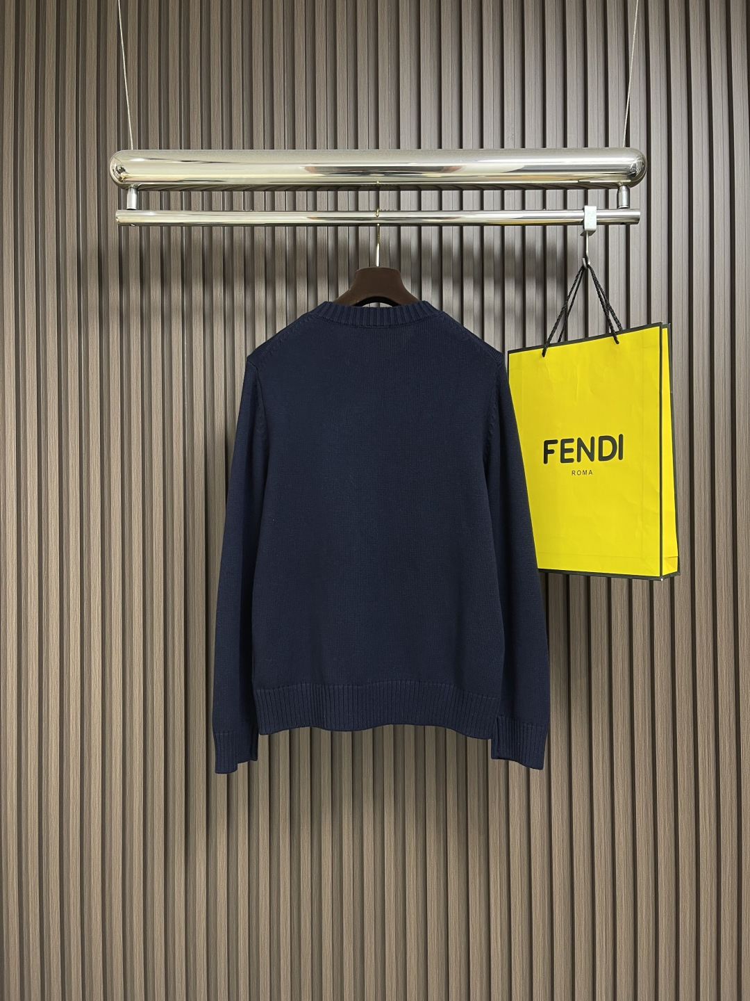 🛒🛒PRADA 2025SS秋季新款圆领针织毛衣，以当季色调传递典雅韵味，成就日常搭配佳选。左侧刺绣含蓄