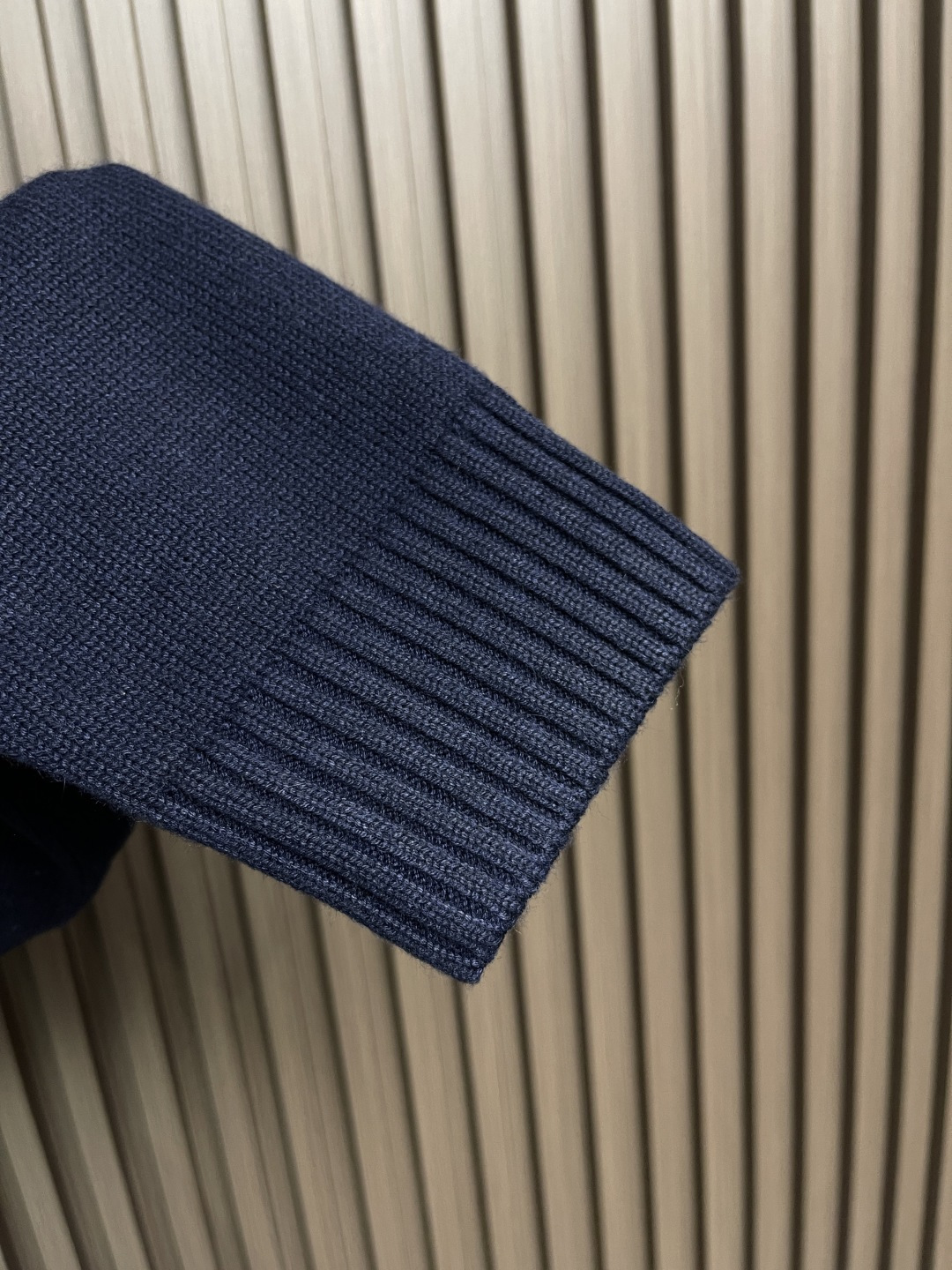 🛒🛒PRADA 2025SS秋季新款圆领针织毛衣，以当季色调传递典雅韵味，成就日常搭配佳选。左侧刺绣含蓄